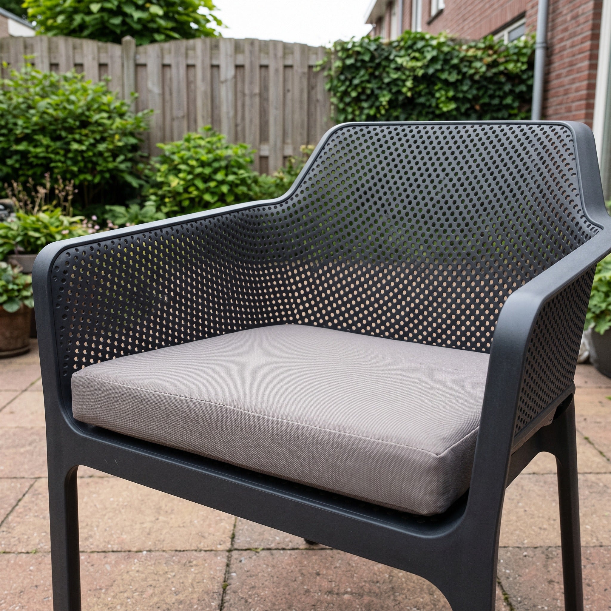 Nardi Net Relax Lounge Stoel kussen grigio in een Nederlandse tuinomgeving