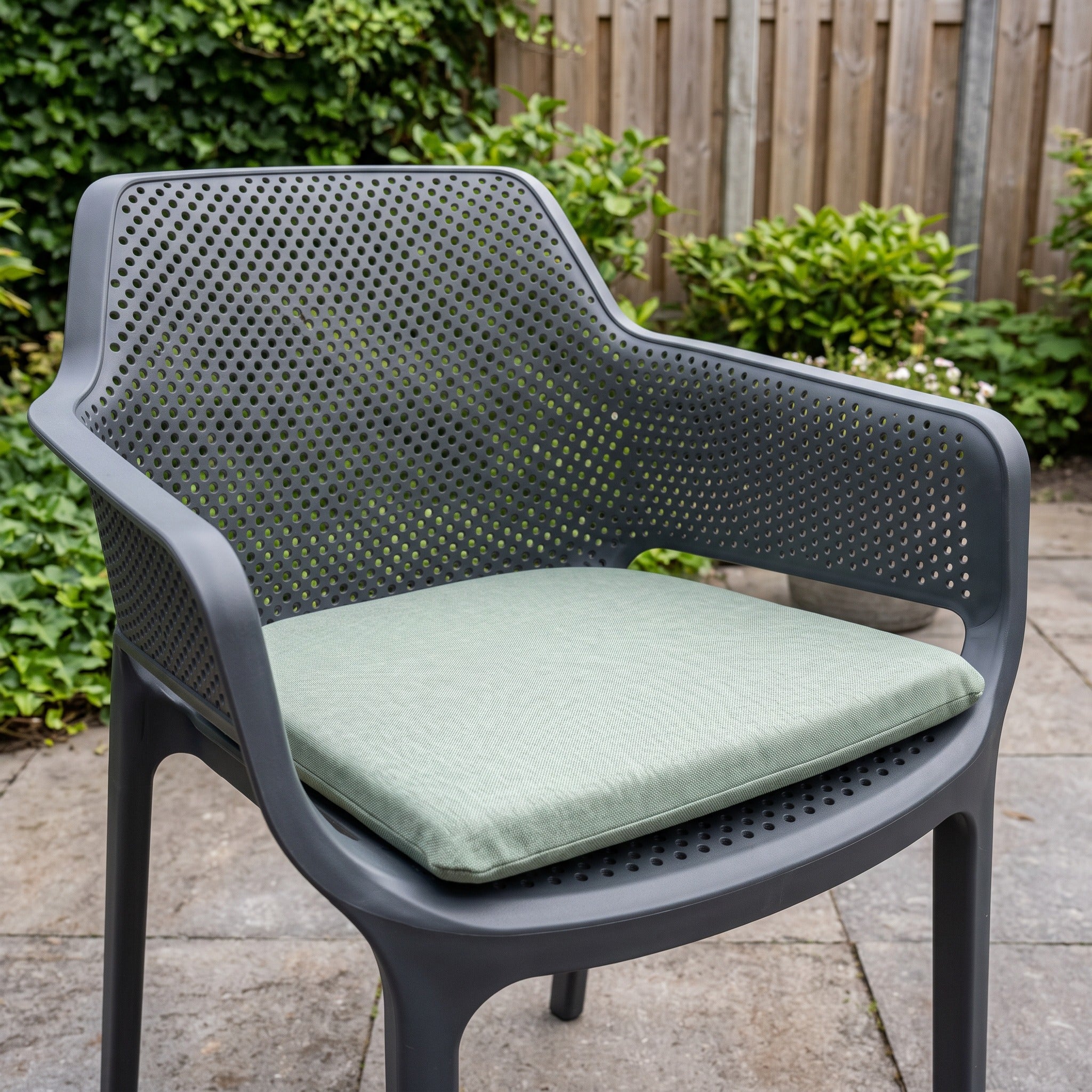 Nardi Net Tuinstoel Kussen the verde in een Nederlandse tuinomgeving