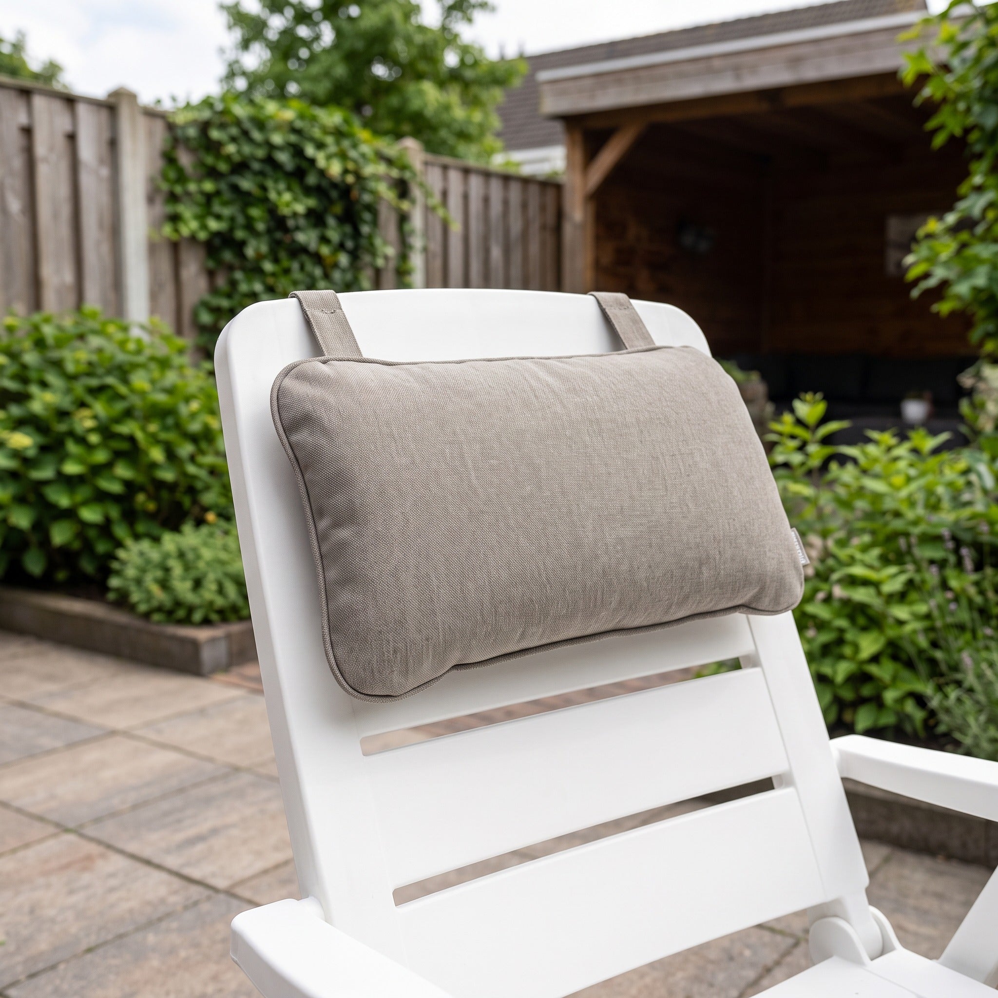 Nardi hoofdkussen Net lounge grigio S* in een Nederlandse tuinomgeving
