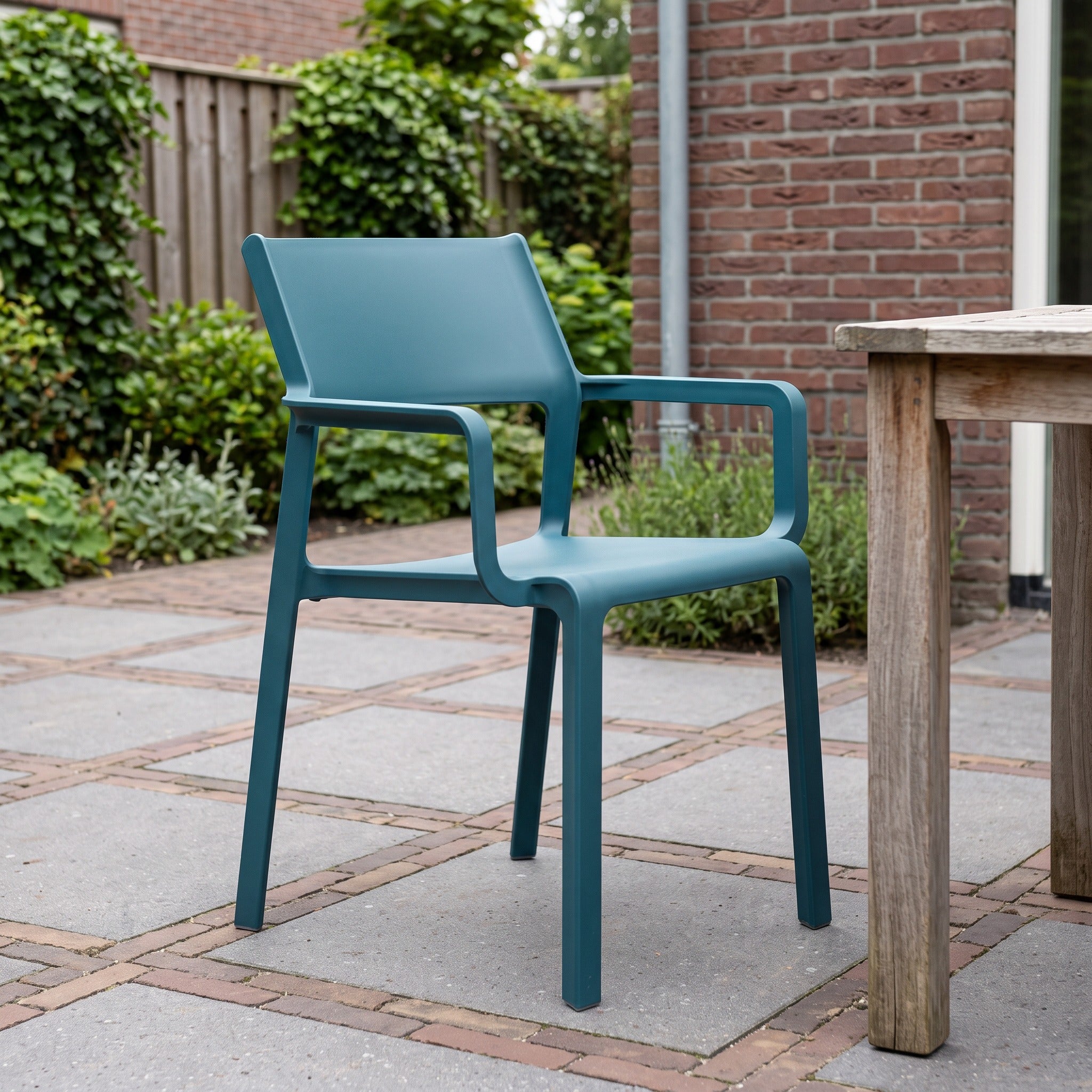 Nardi Trill Tuinstoel ottanio in een Nederlandse tuinomgeving
