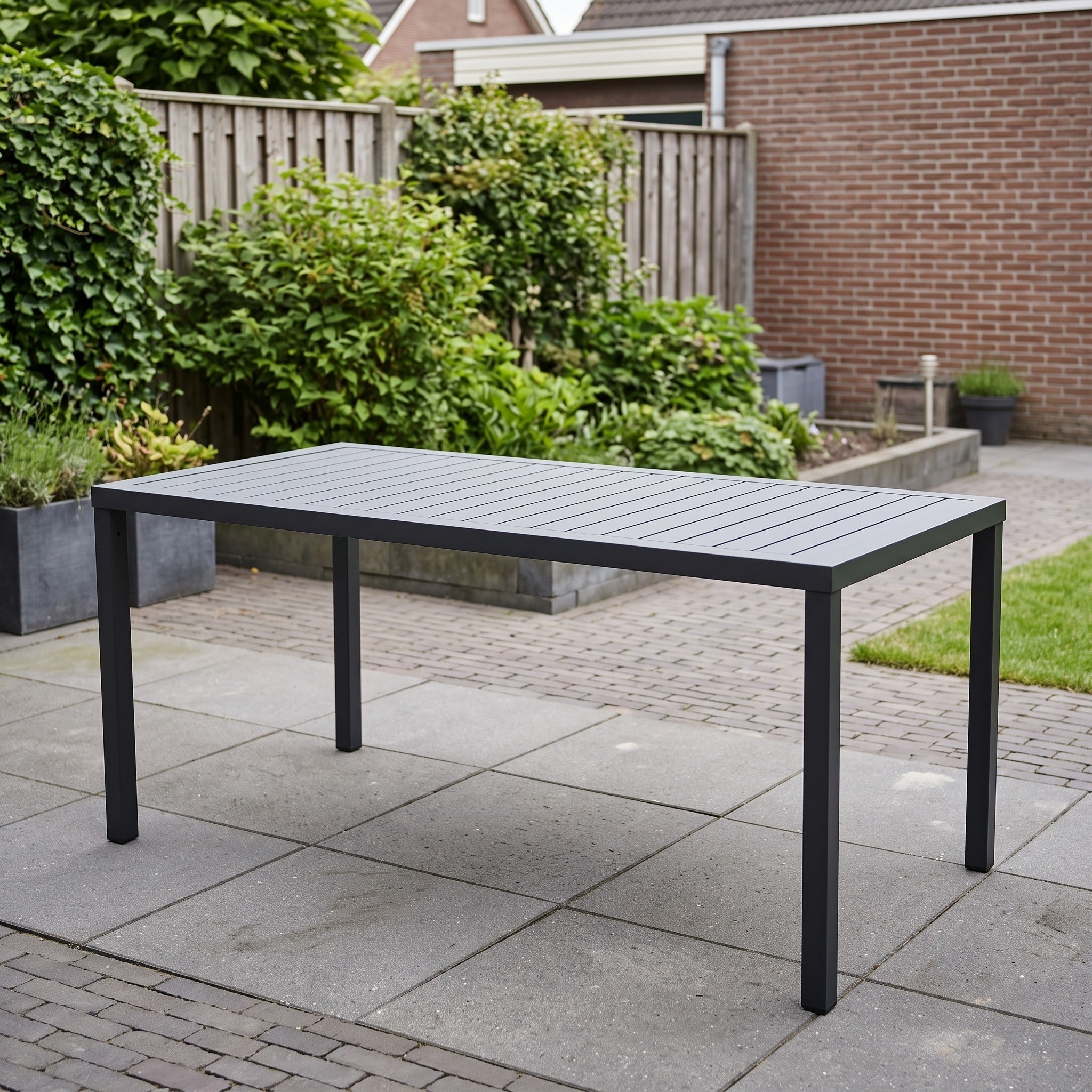 Nardi Cube Tafel 140x80 antraciet in een Nederlandse tuinomgeving