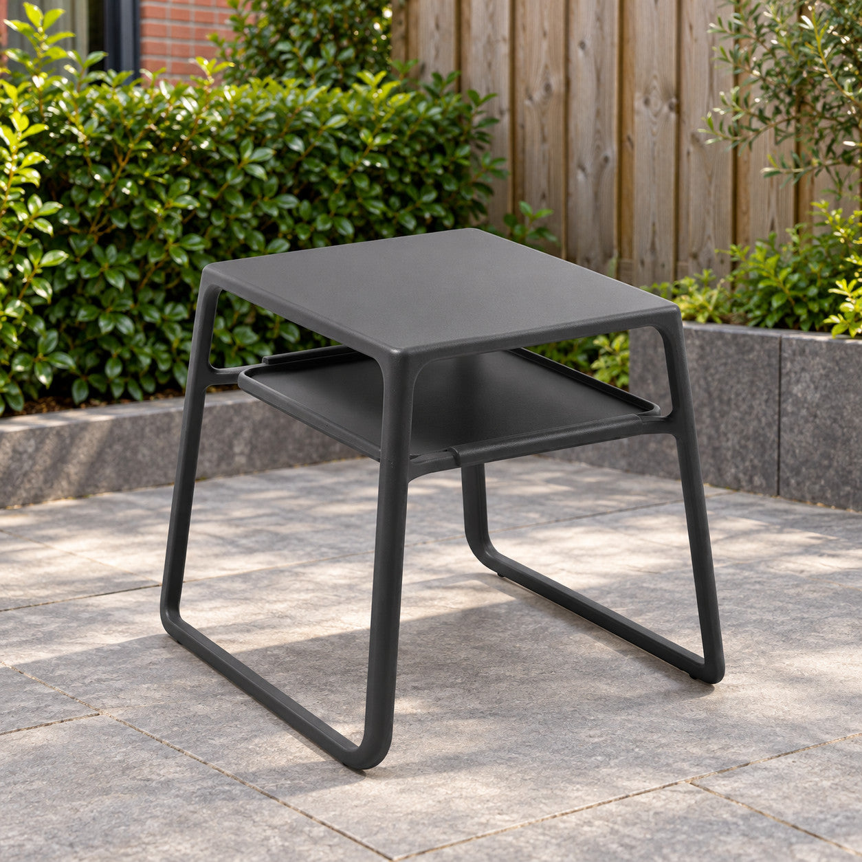 Nardi Pop Tafel antraciet in een Nederlandse tuinomgeving