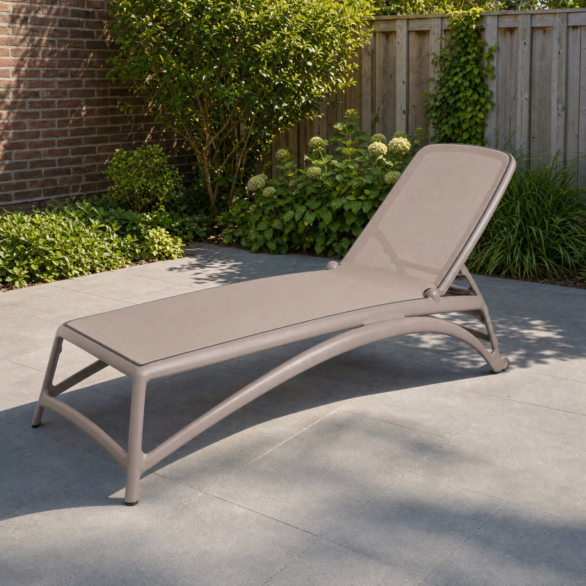 Nardi Atlantico Ligbed tortora-tortora in een Nederlandse tuinomgeving