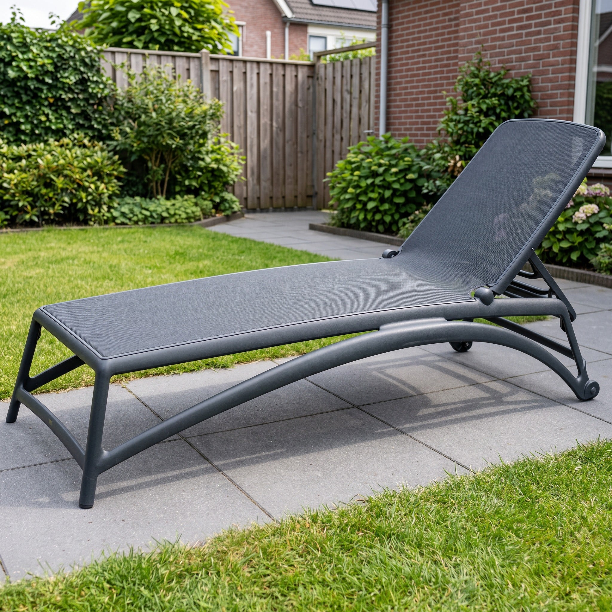 Nardi Atlantico Ligbed antraciet-antraciet in een Nederlandse tuinomgeving