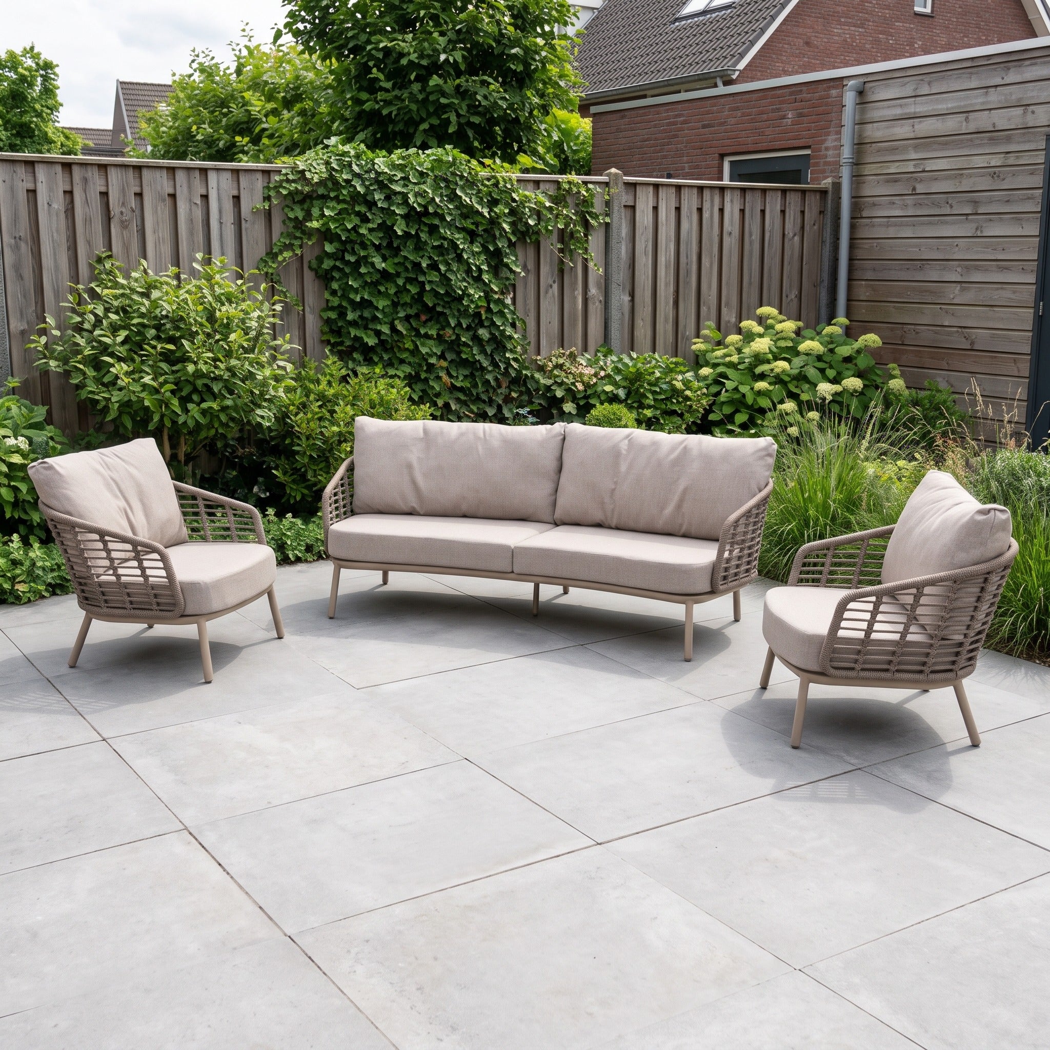 Taste by 4SO Puglia loungeset latte, 3-zits loungebank + 2x lounge stoel in een Nederlandse tuinomgeving