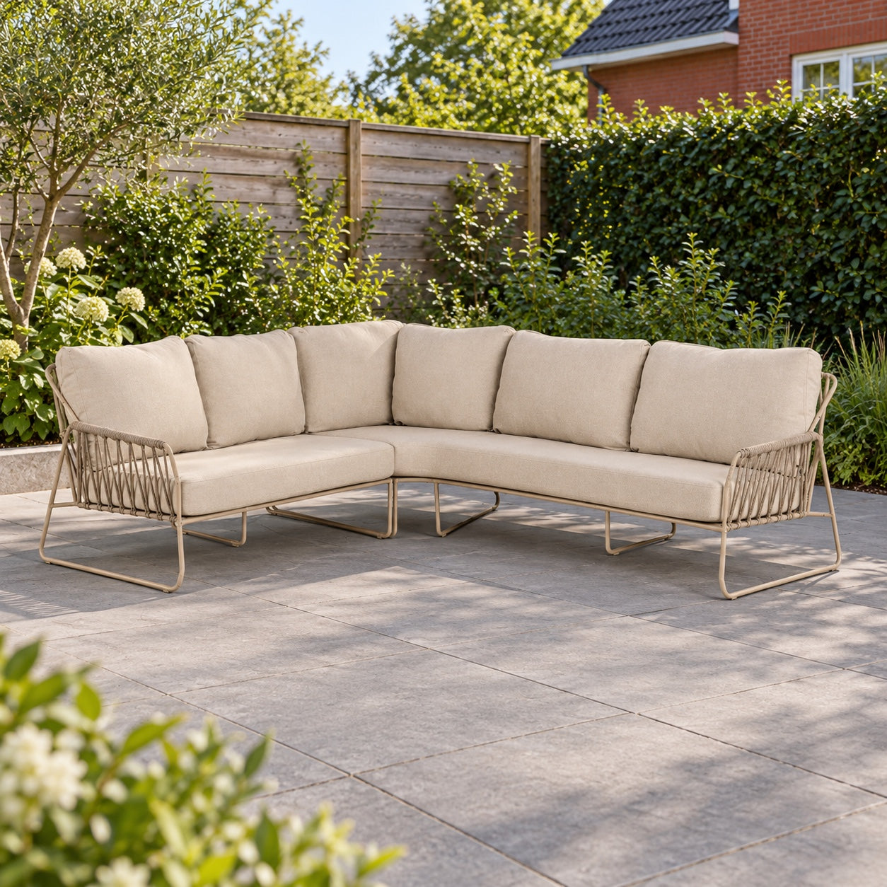 Tierra Outdoor Rivera lounge dining hoekset Champagne in een Nederlandse tuinomgeving