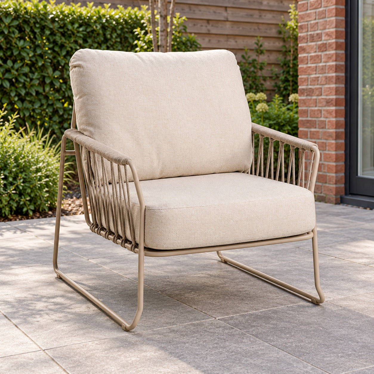 Tierra Outdoor Rivera loungestoel Champagne in een Nederlandse tuinomgeving