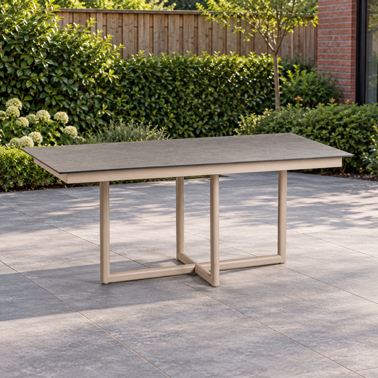 Tierra Outdoor Rivera eettafel Trespa Ophira Champagne in een Nederlandse tuinomgeving