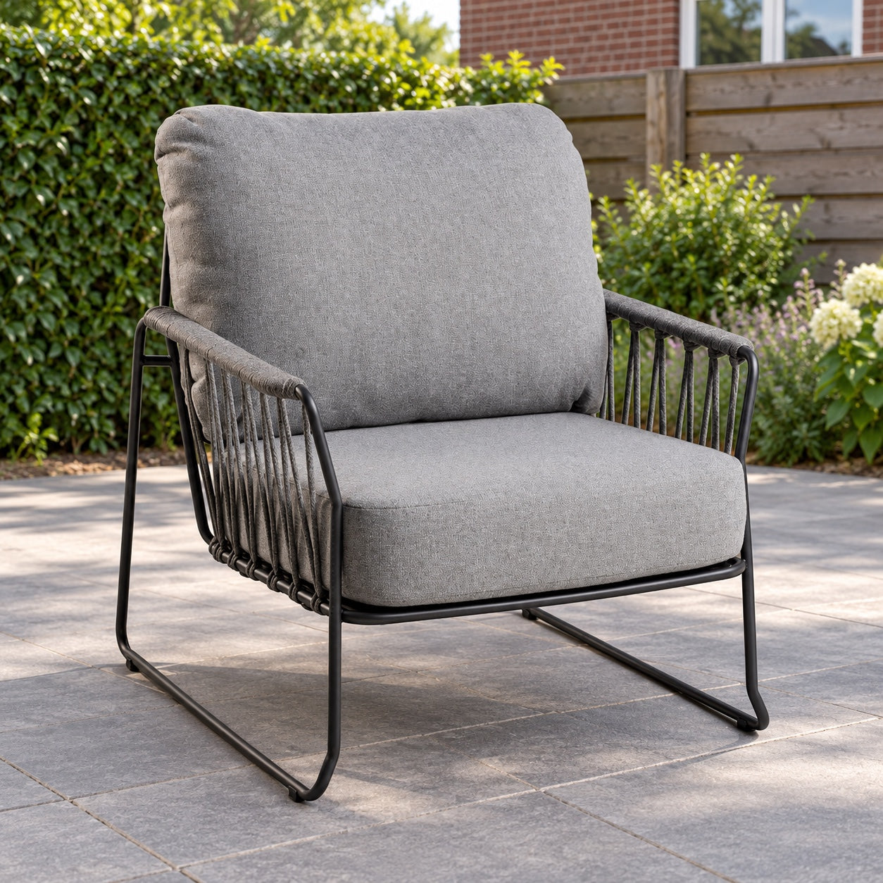 Tierra Outdoor Rivera loungestoel Mountain Grey in een Nederlandse tuinomgeving