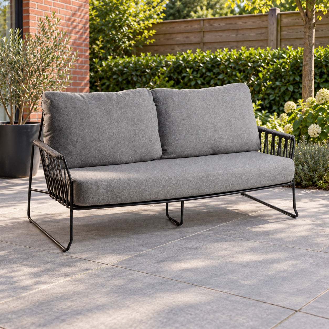 Tierra Outdoor Rivera 2-zits loungebank Mountain Grey in een Nederlandse tuinomgeving
