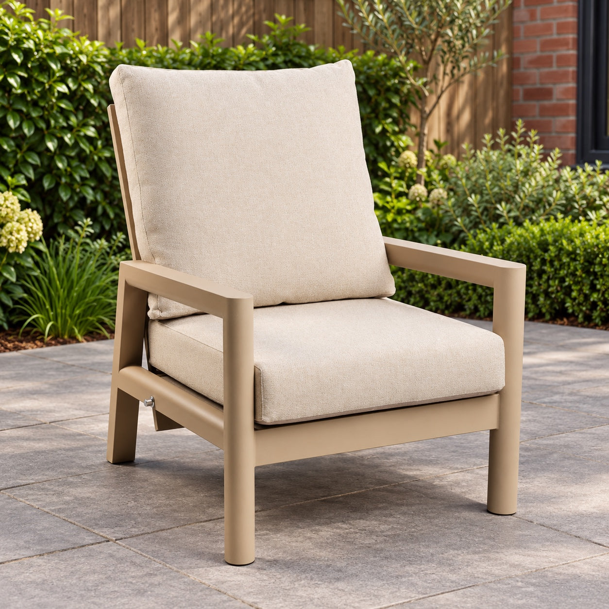 Tierra Outdoor Sevilla loungestoel Champagne in een Nederlandse tuinomgeving