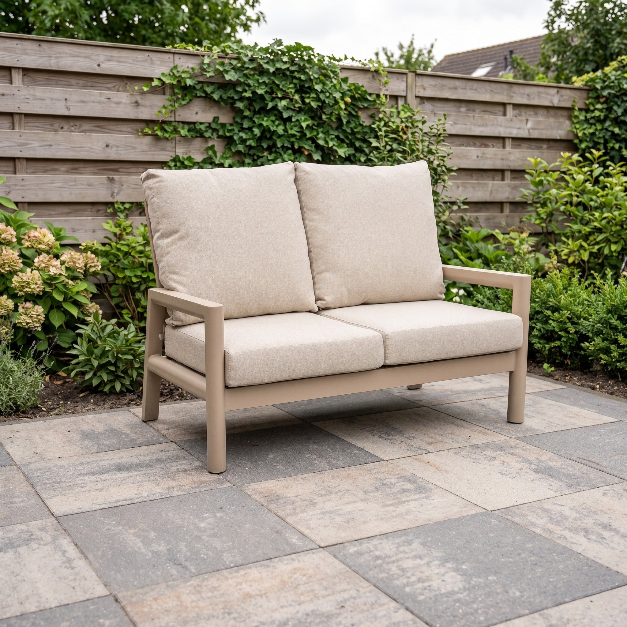 Tierra Outdoor Sevilla 2-zits loungebank Champagne in een Nederlandse tuinomgeving