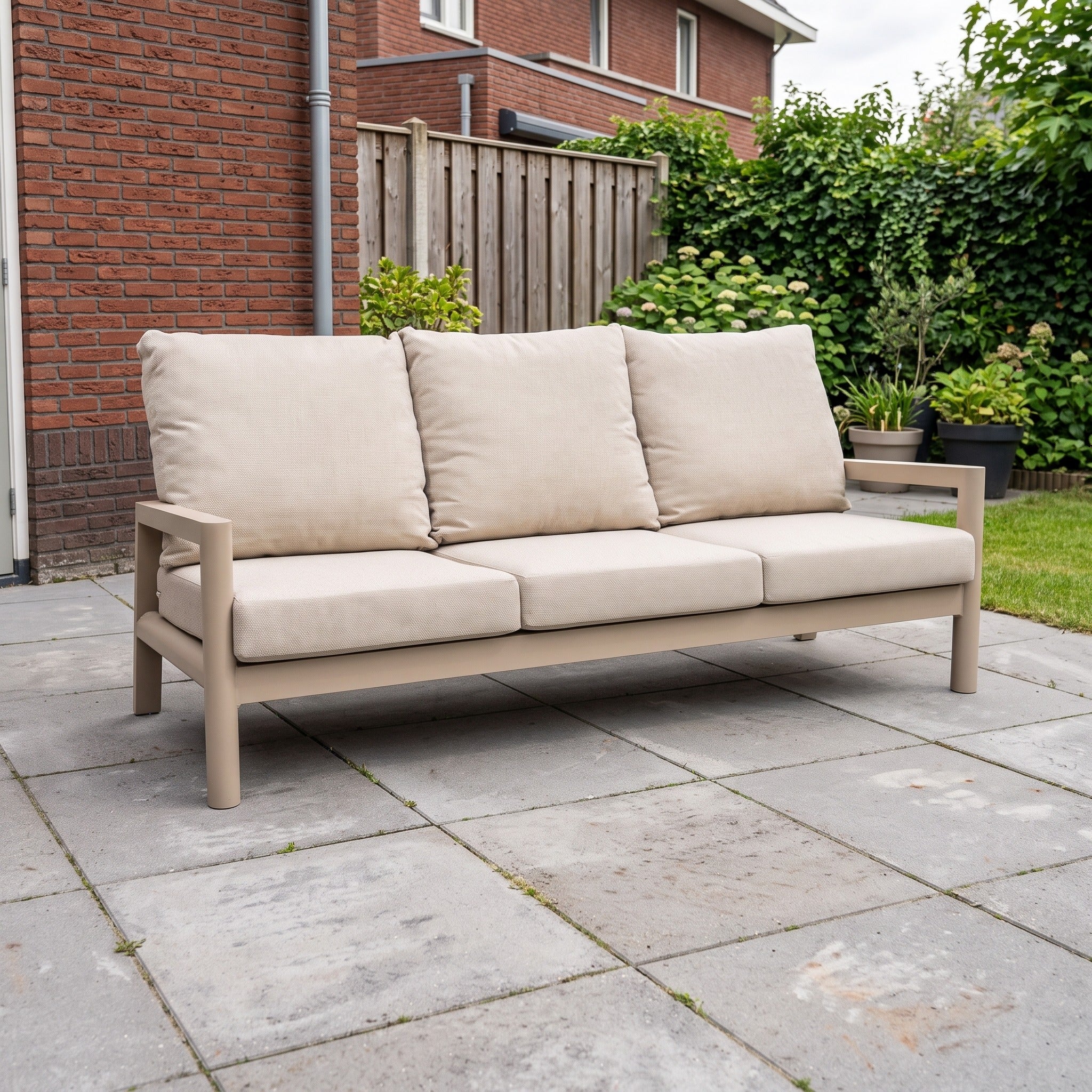 Tierra Outdoor Sevilla 3-zits loungebank Champagne in een Nederlandse tuinomgeving