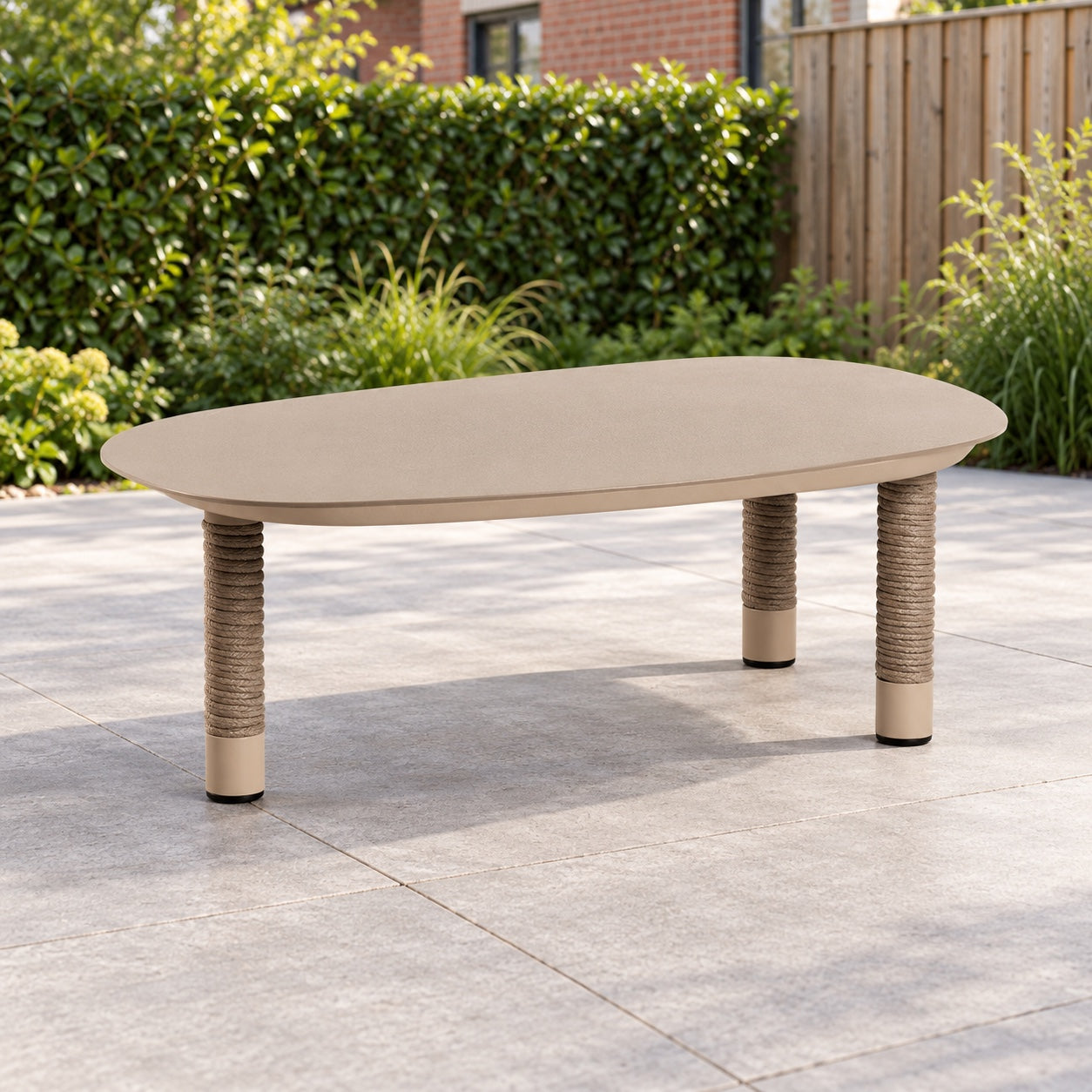 Tierra Outdoor Moretti loungetafel Champagne in een Nederlandse tuinomgeving