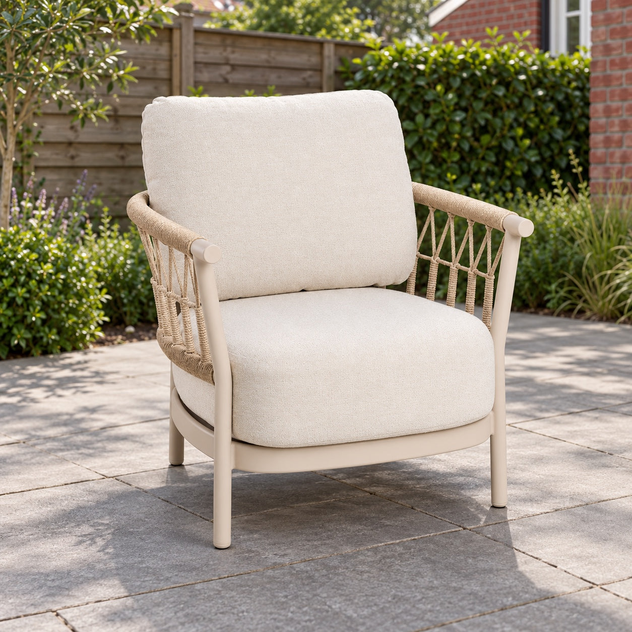 Tierra Outdoor Fresca loungestoel Champagne in een Nederlandse tuinomgeving