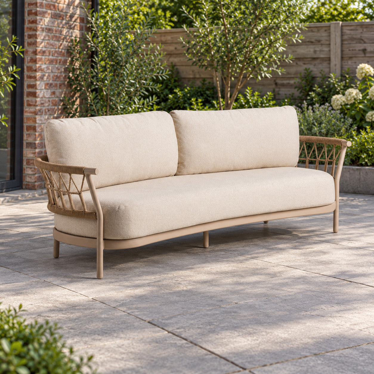 Tierra Outdoor Fresca 3-zits loungebank Champagne in een Nederlandse tuinomgeving
