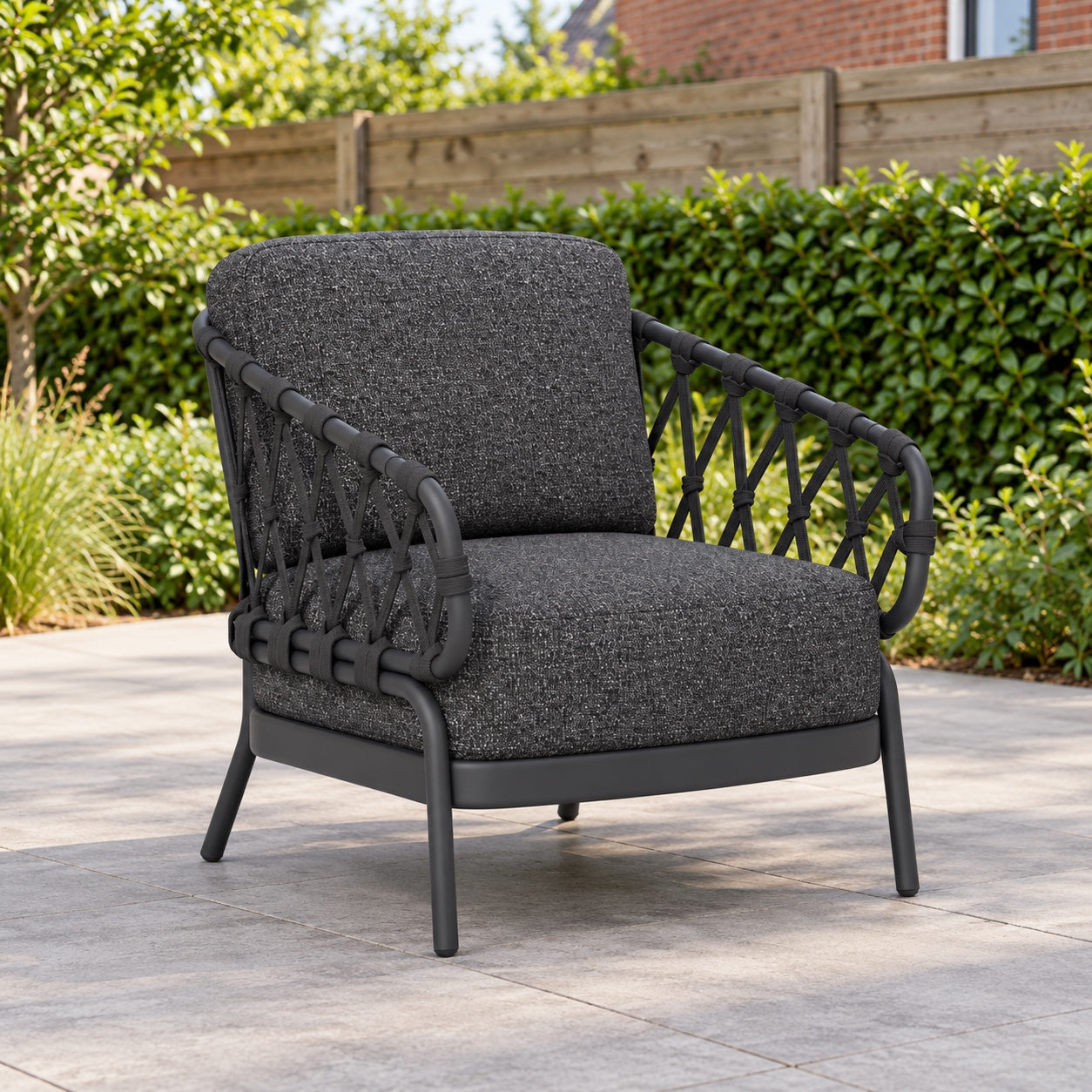 Tierra Outdoor Natal loungestoel Charcoal Op=Op in een Nederlandse tuinomgeving