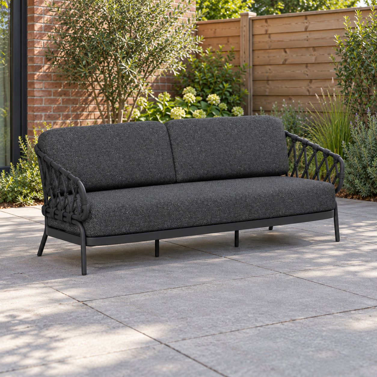 Tierra Outdoor Natal 3-zits loungebank Charcoal Op=Op in een Nederlandse tuinomgeving