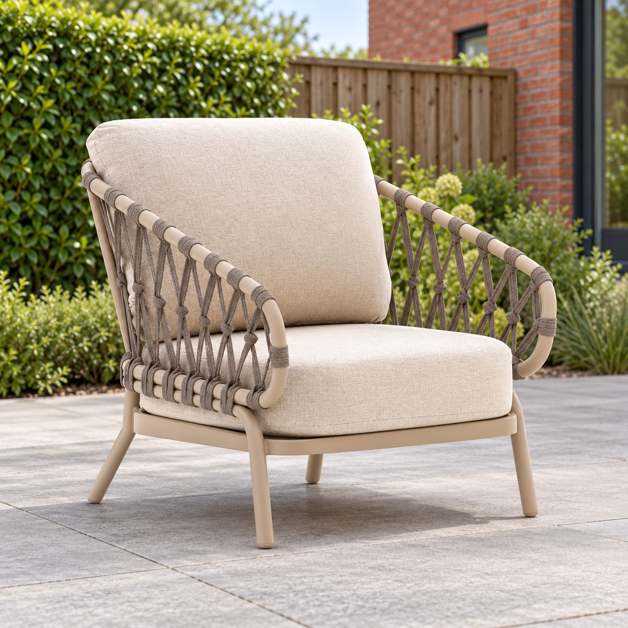Tierra Outdoor Natal loungestoel Champagne in een Nederlandse tuinomgeving
