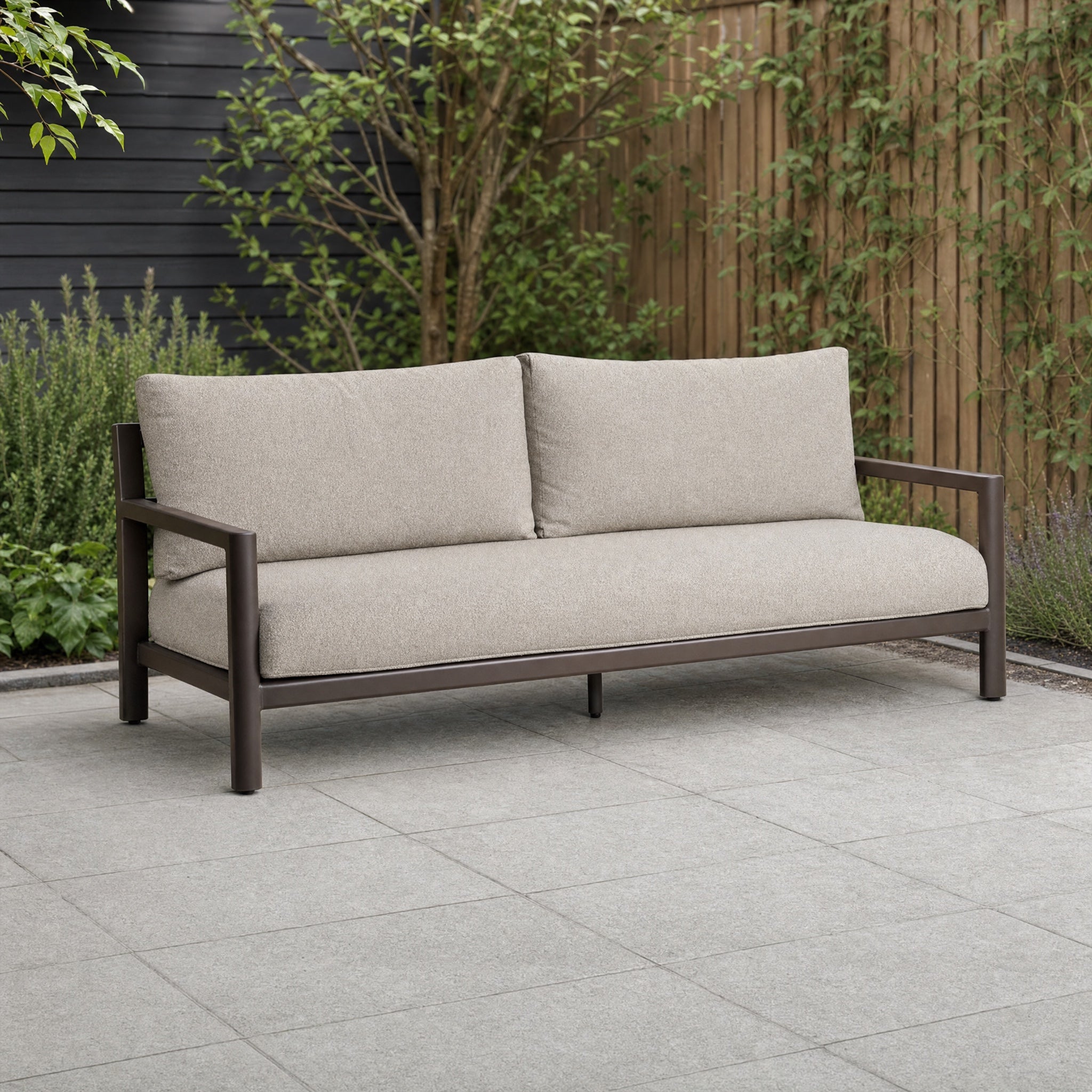 Tierra Outdoor Oasis 3-zits loungebank Chocolat in een Nederlandse tuinomgeving
