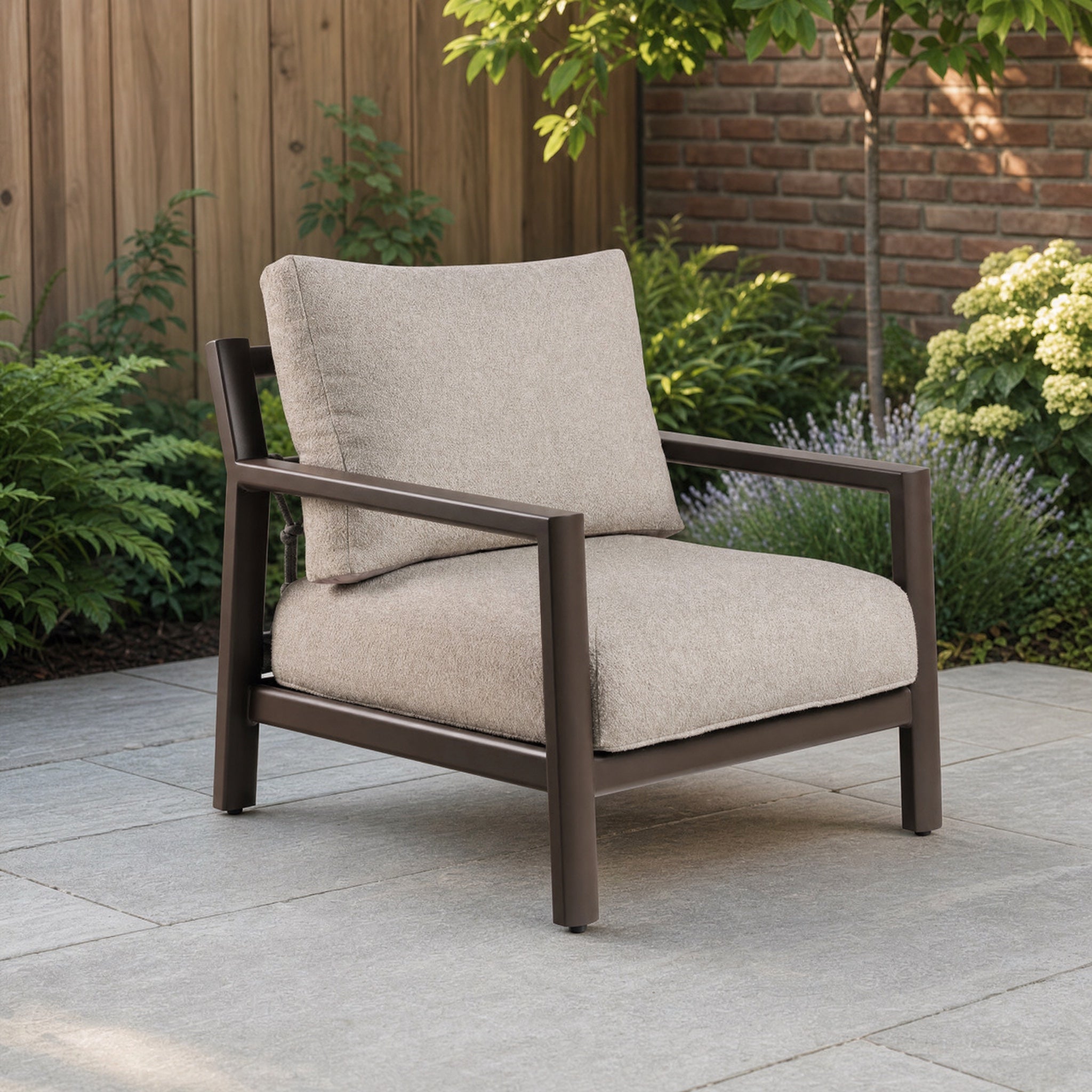 Tierra Outdoor Oasis loungestoel Chocolat in een Nederlandse tuinomgeving