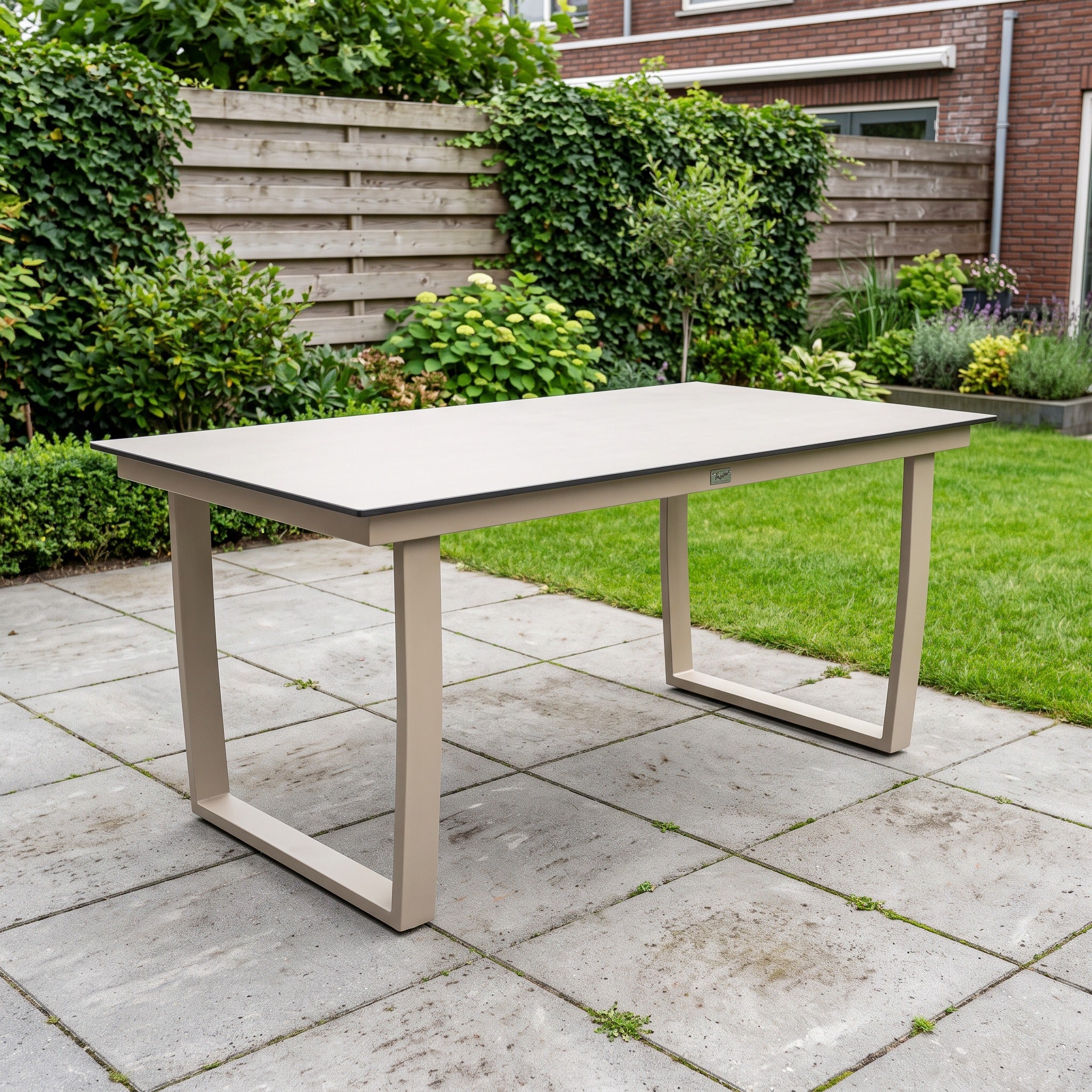 Tierra Outdoor Liv lounge dining tafel 150 x 90 cm Trespa Ophira Champagne in een Nederlandse tuinomgeving