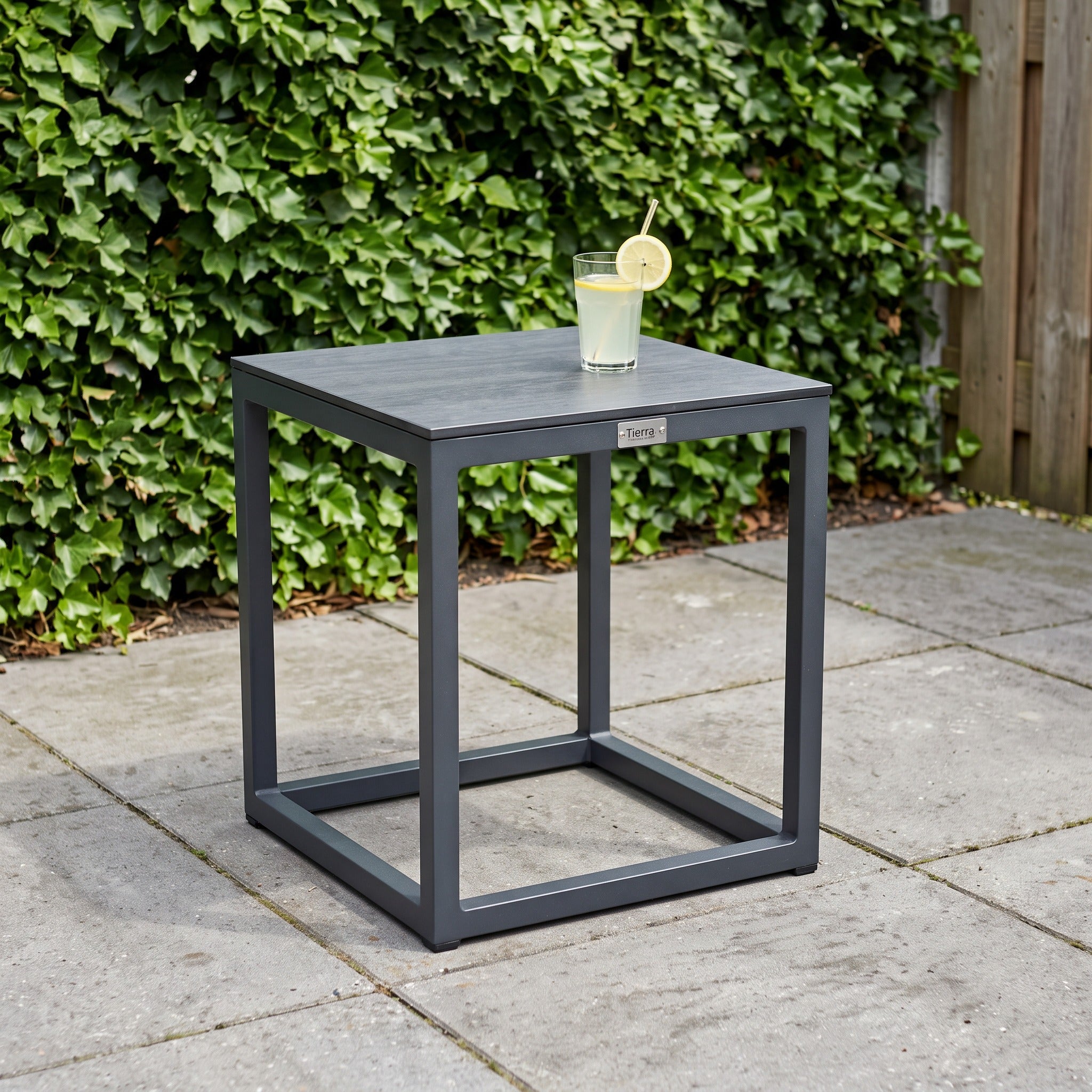 Tierra Outdoor Rio salontafel klein Trespa Forest Grey in een Nederlandse tuinomgeving