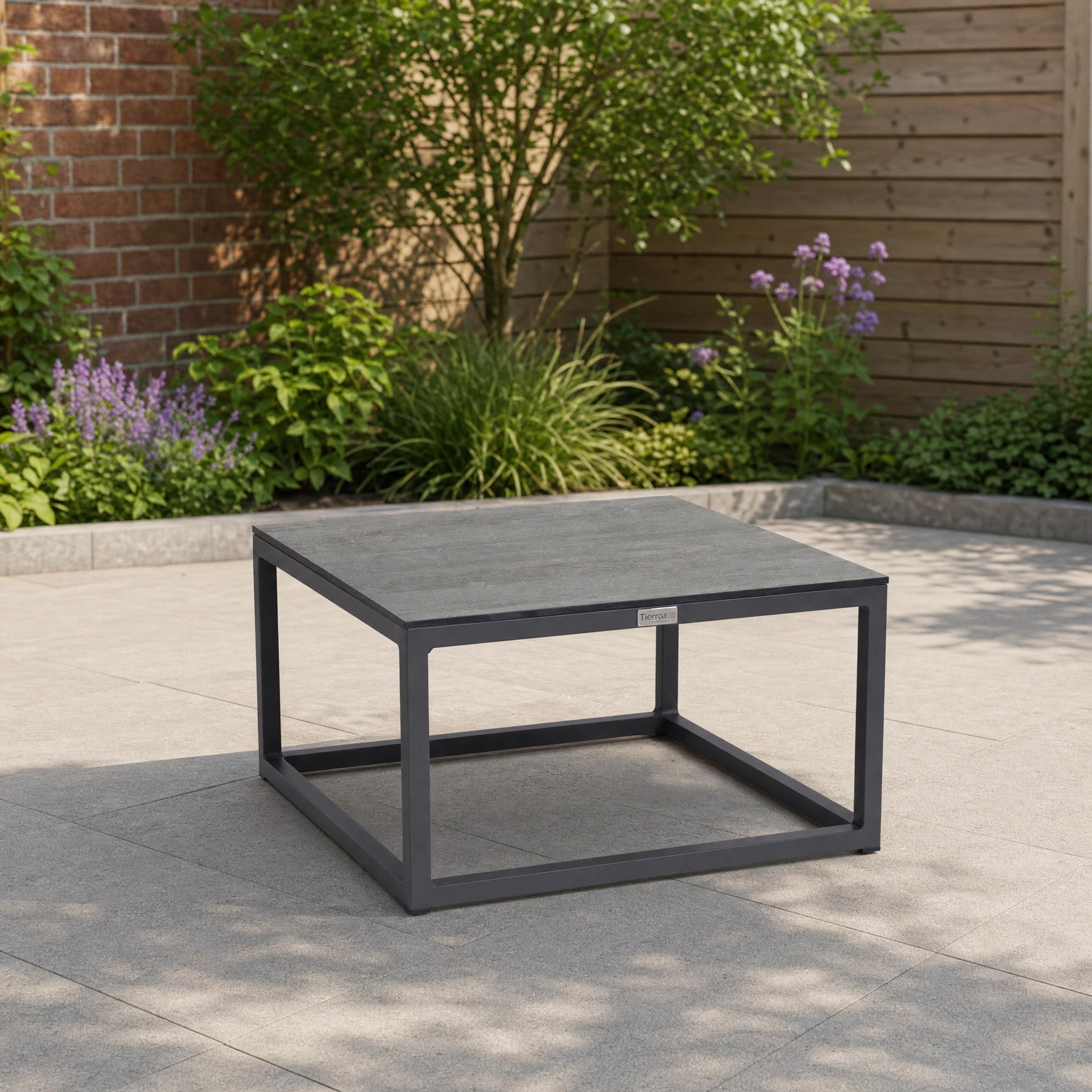Tierra Outdoor Rio salontafel medium Trespa Forest Grey in een Nederlandse tuinomgeving