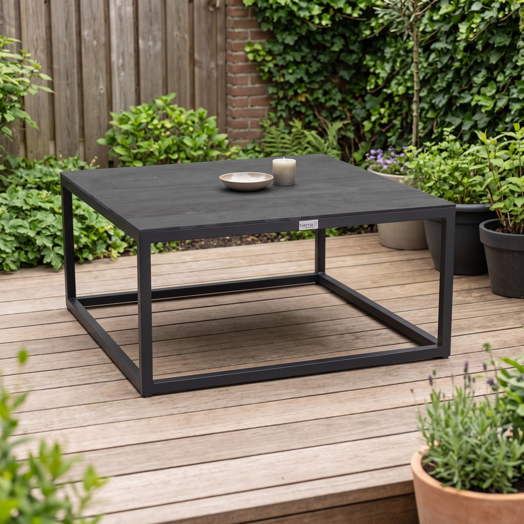 Tierra Outdoor Rio salontafel groot Trespa Forest Grey in een Nederlandse tuinomgeving