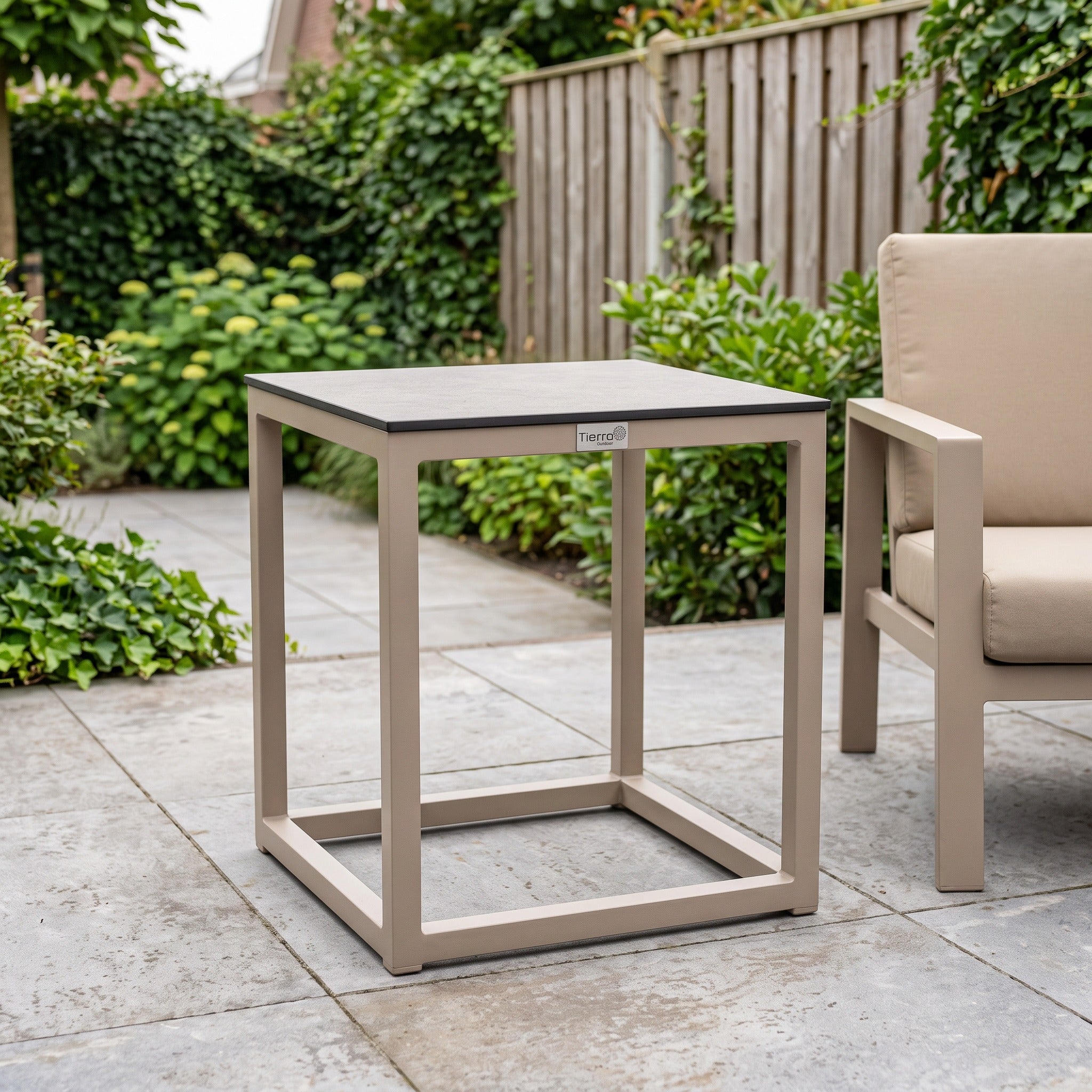 Tierra Outdoor Rio salontafel klein Trespa Ophira Champagne in een Nederlandse tuinomgeving
