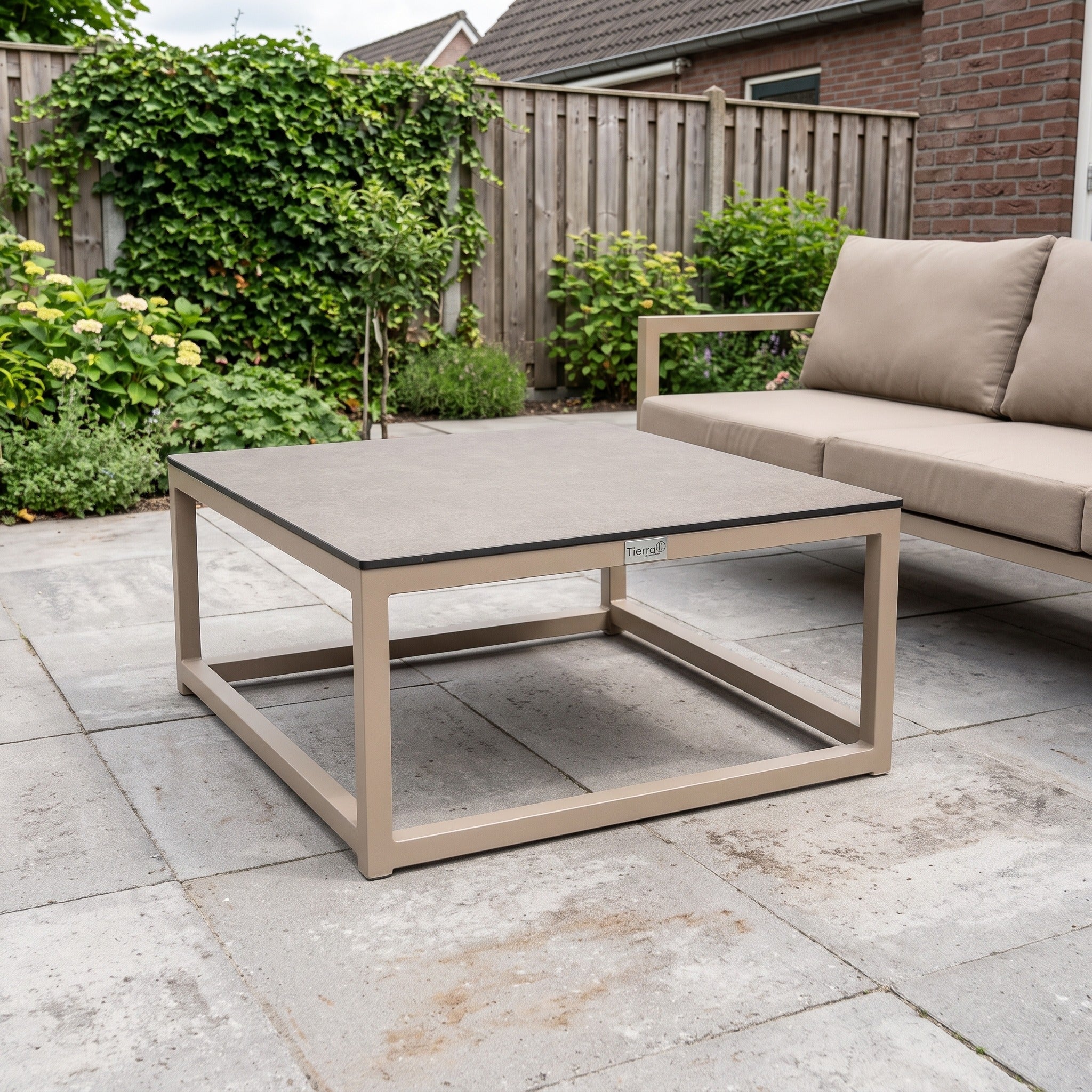 Tierra Outdoor Rio salontafel medium Trespa Ophira Champagne in een Nederlandse tuinomgeving