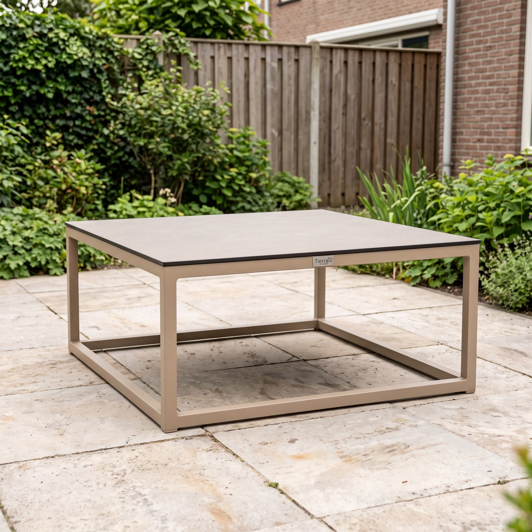 Tierra Outdoor Rio salontafel groot Trespa Ophira Champagne in een Nederlandse tuinomgeving