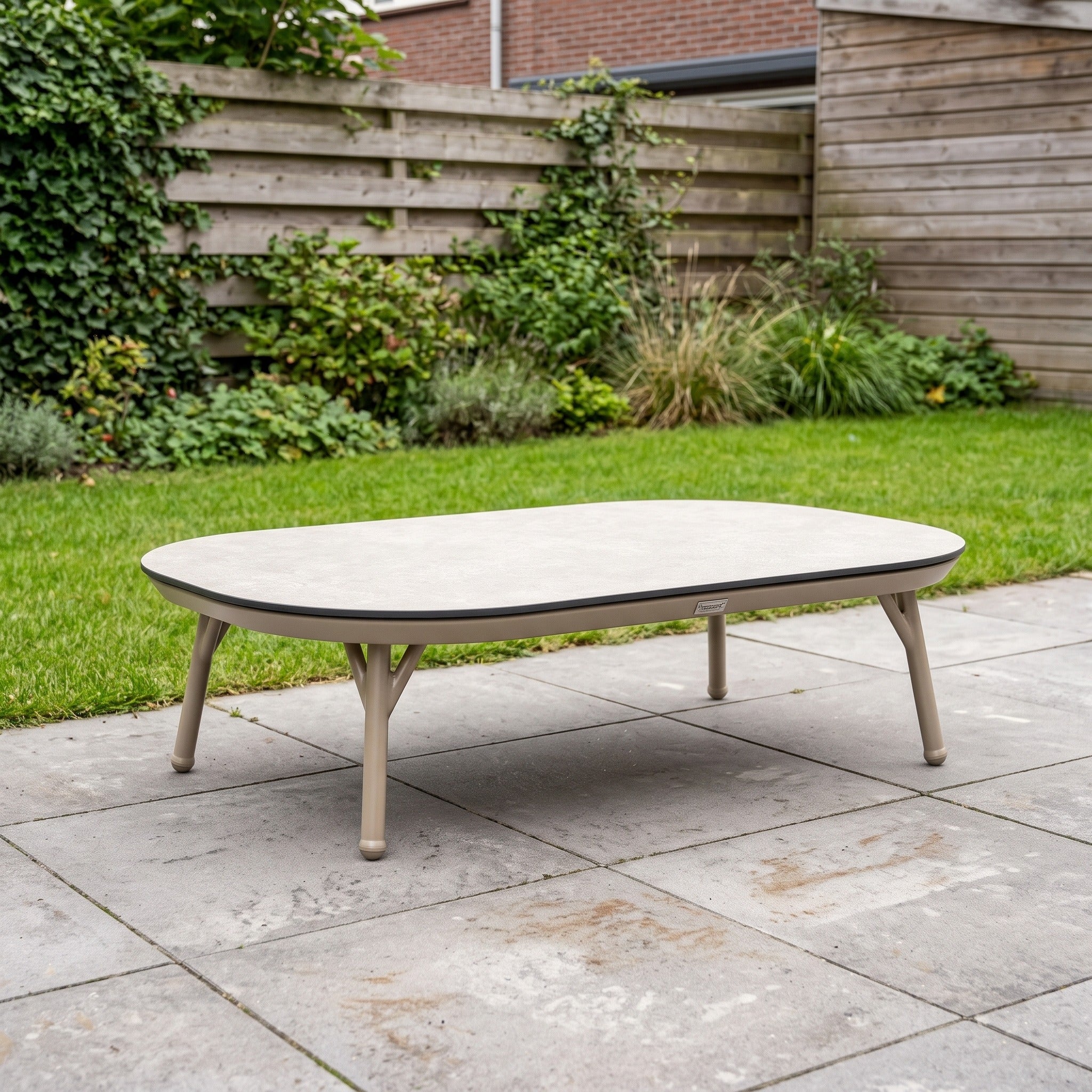Tierra Outdoor Nora salontafel Trespa Ophira 120 cm Champagne in een Nederlandse tuinomgeving