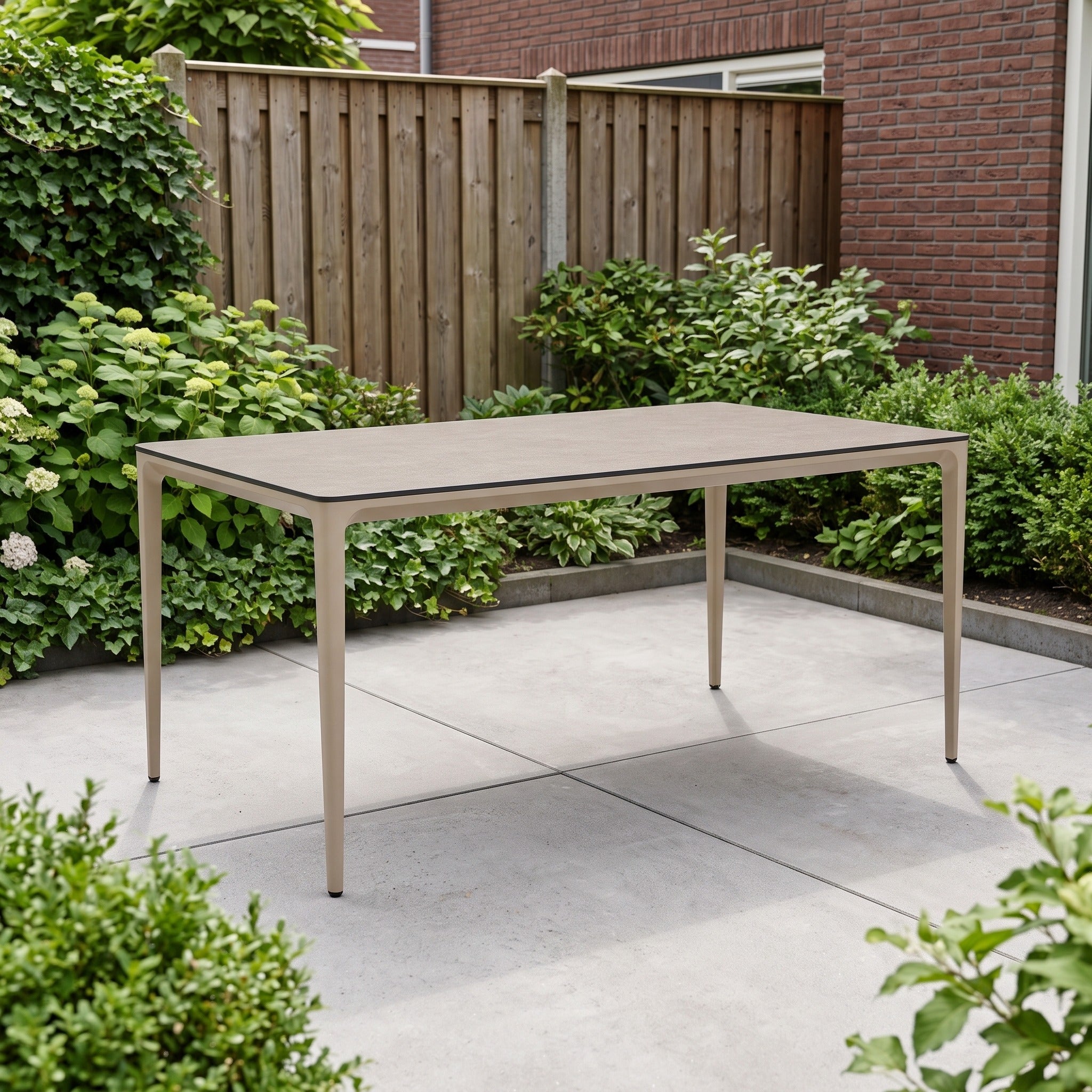Tierra Outdoor Elegante eettafel Champagne Trespa Ophira 160 x 92 cm in een Nederlandse tuinomgeving