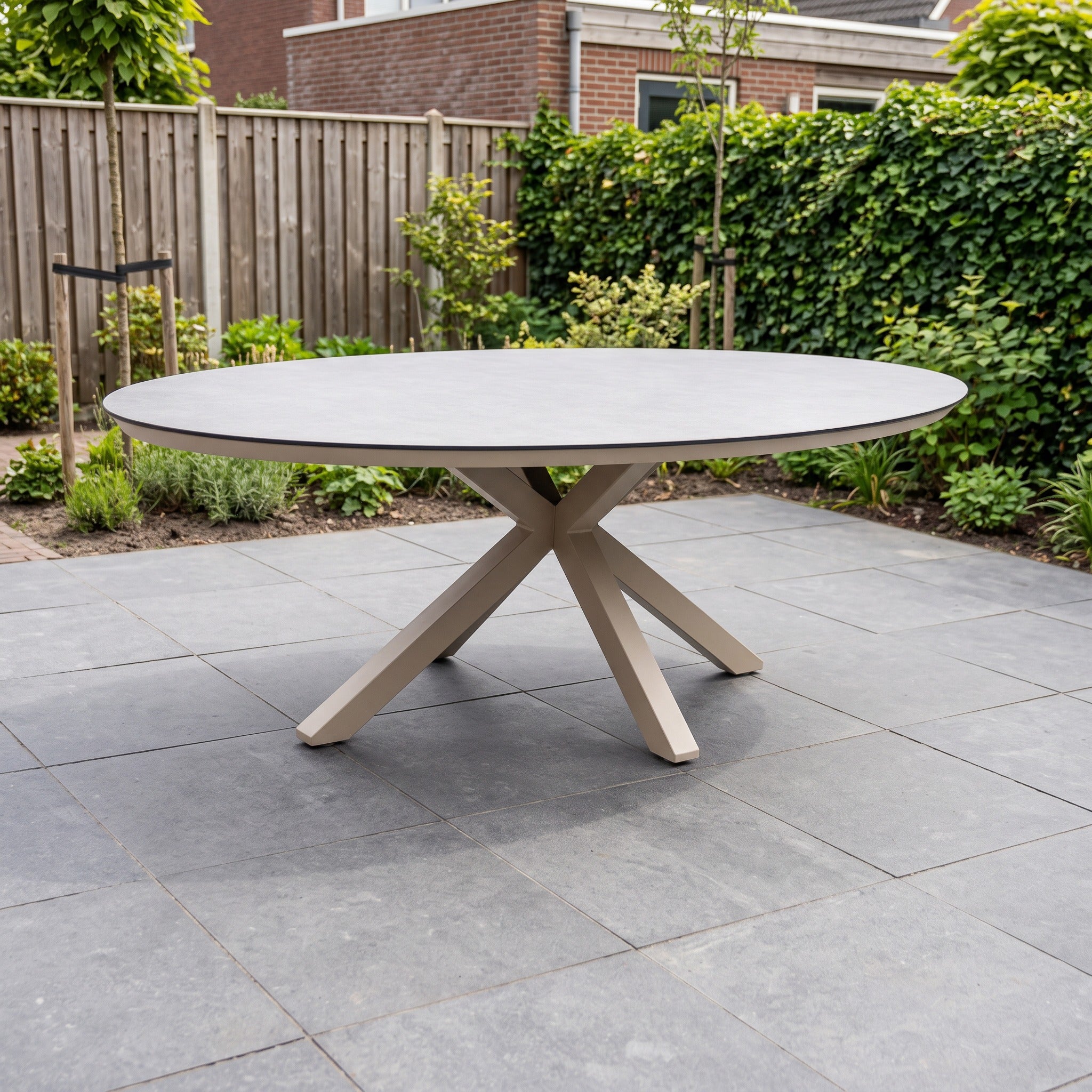Tierra Outdoor Oblong eettafel Trespa Ophira 220 x 130 cm Champagne in een Nederlandse tuinomgeving