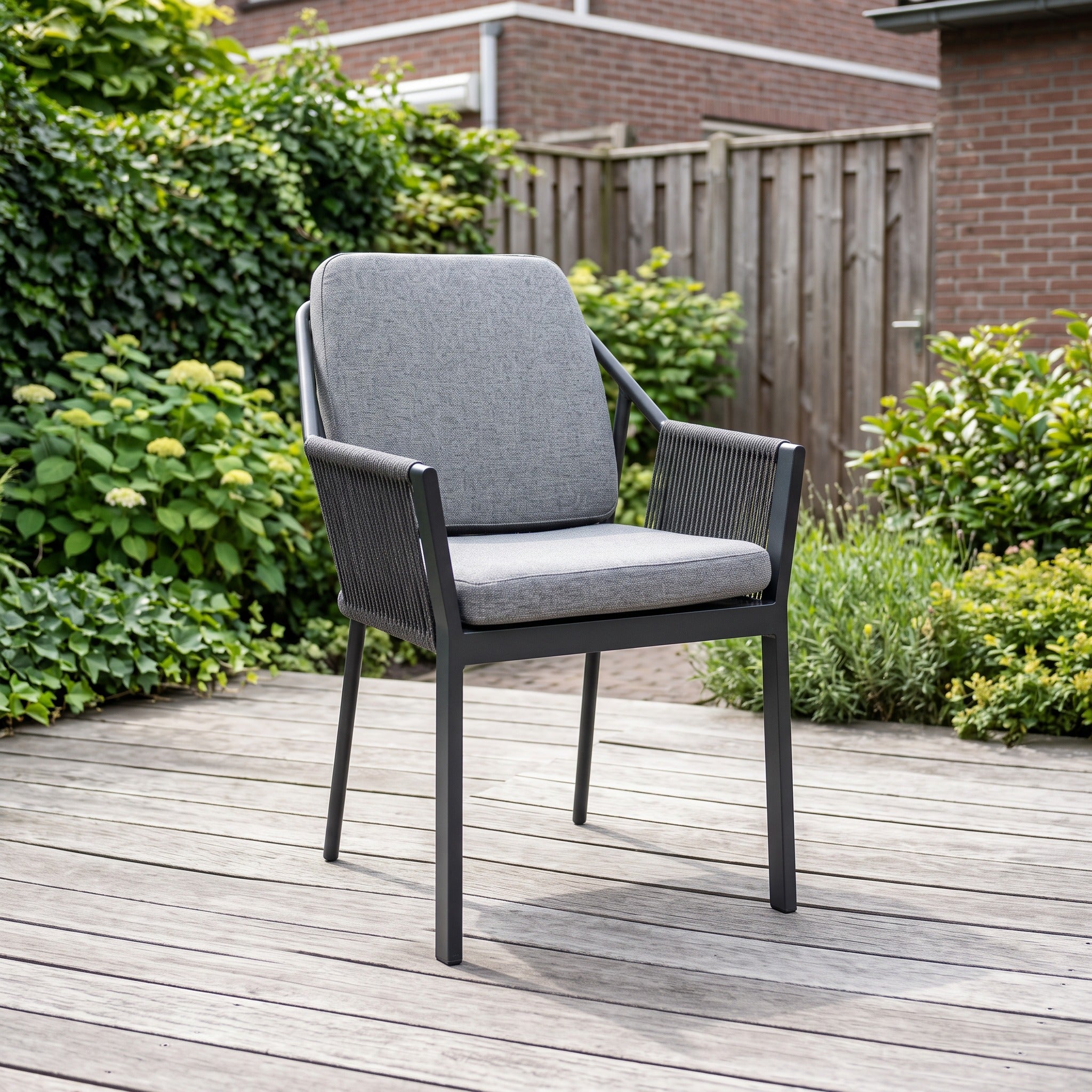 Tierra Outdoor Liv stapelbare dining stoel Mountain Grey in een Nederlandse tuinomgeving