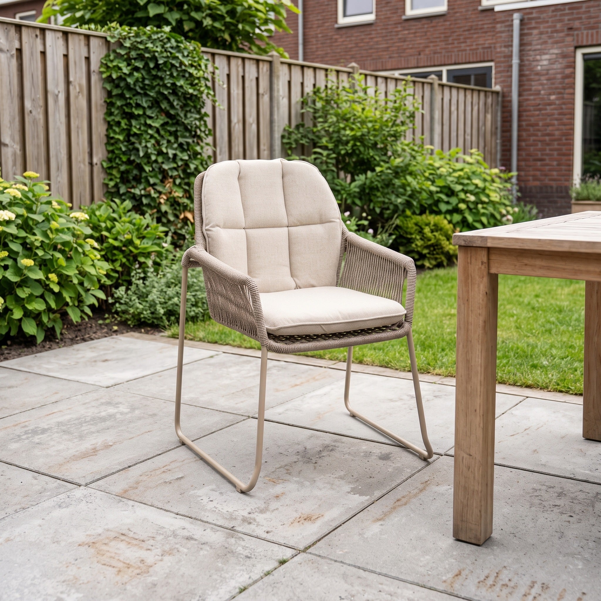 Tierra Outdoor Rivera stapelbare dining stoel Champagne in een Nederlandse tuinomgeving