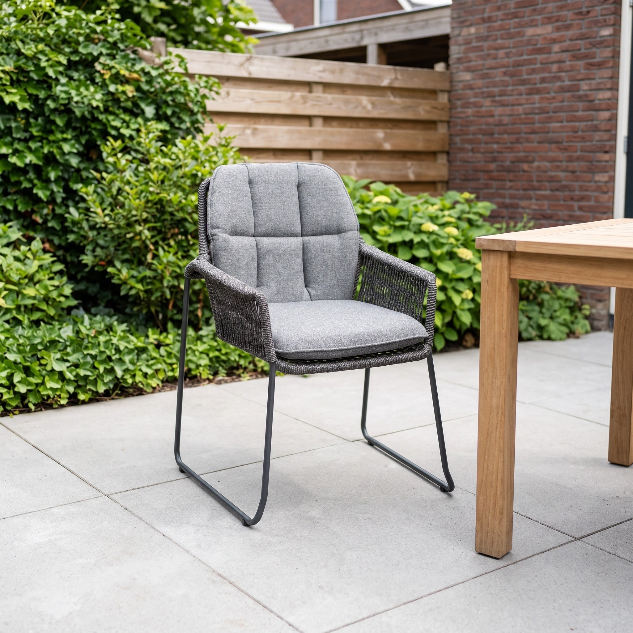 Tierra Outdoor Rivera stapelbare dining stoel Mountain Grey in een Nederlandse tuinomgeving