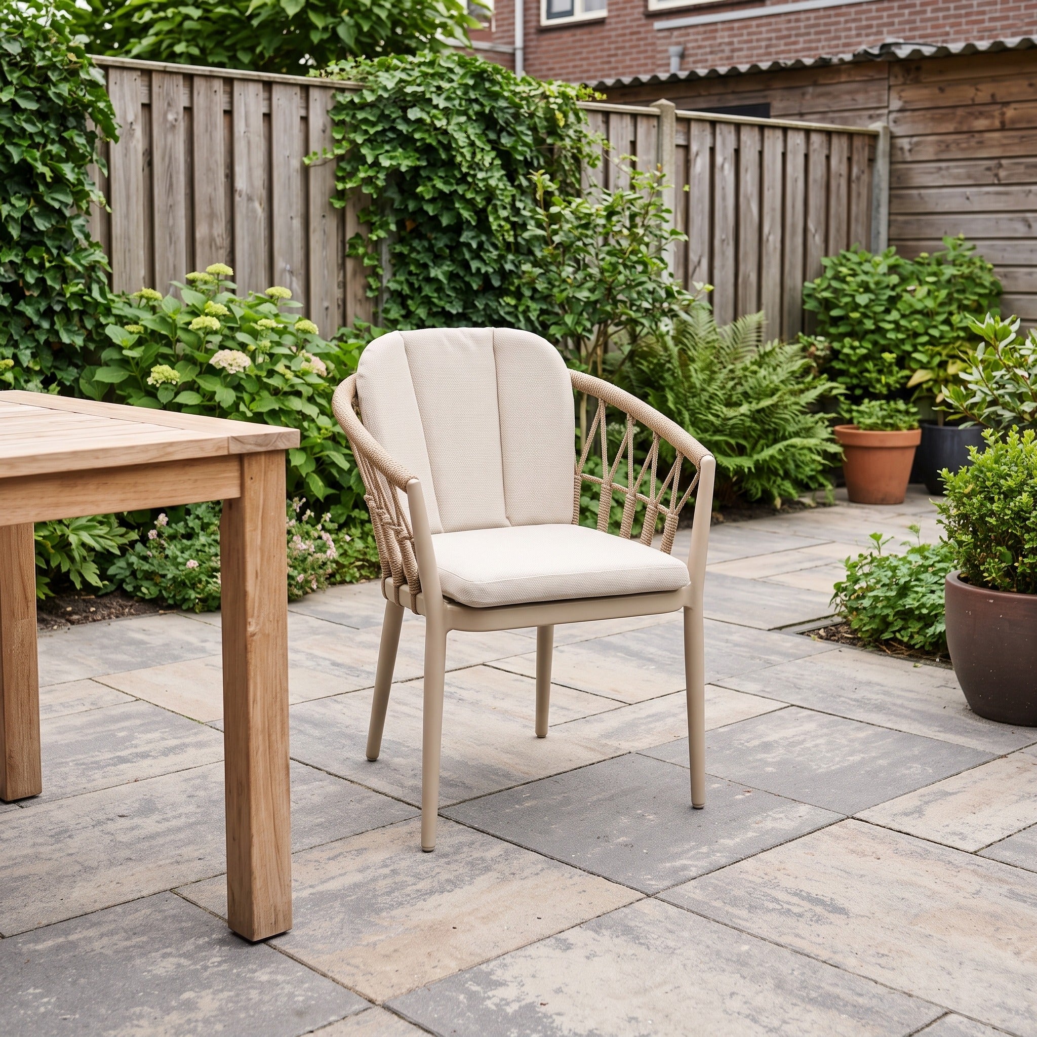 Tierra Outdoor SantaFe dining stoel Champagne in een Nederlandse tuinomgeving