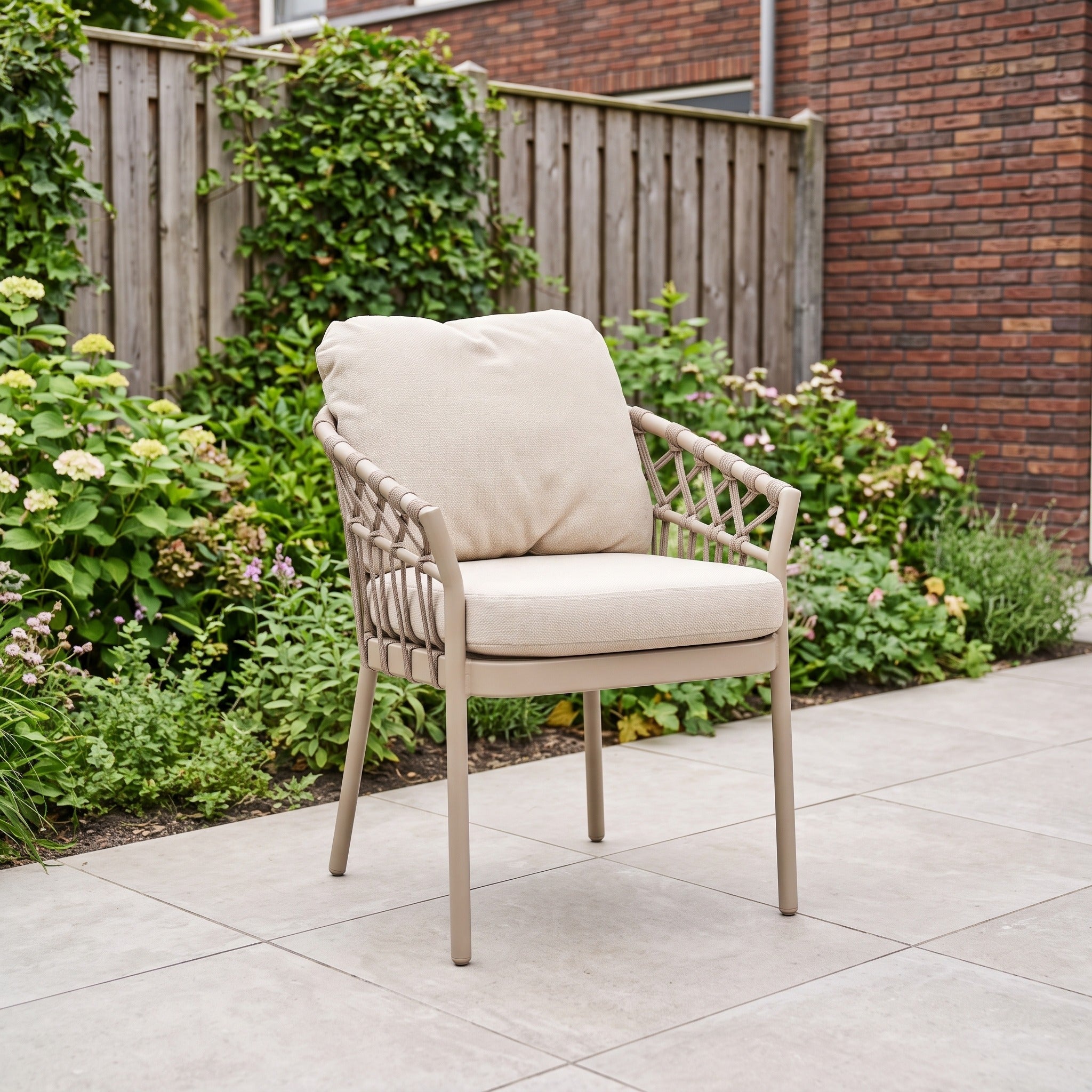 Tierra Outdoor Nevada dining stoel Champagne in een Nederlandse tuinomgeving