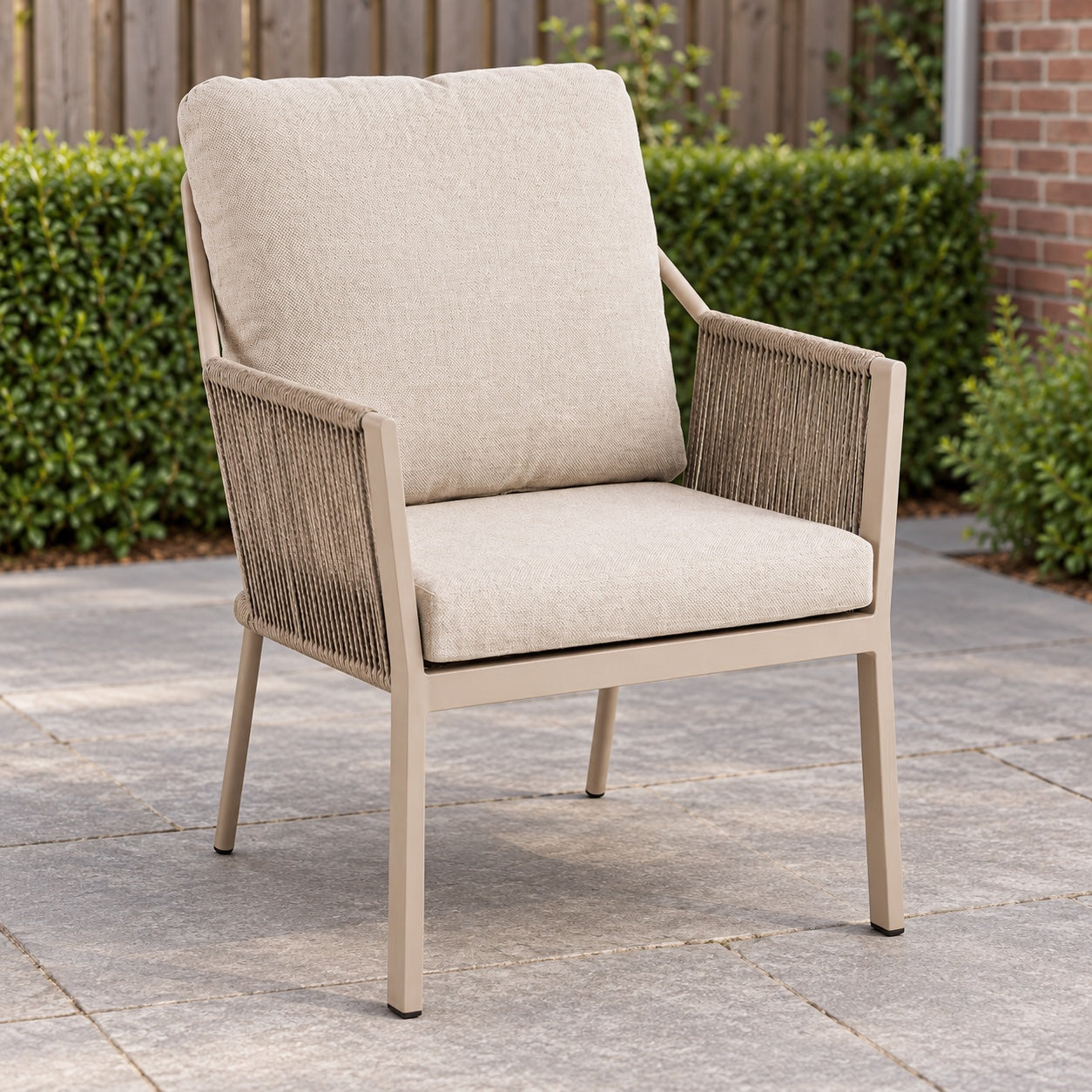 Tierra Outdoor Liv lage diningstoel in Champagne in een Nederlandse achtertuin.