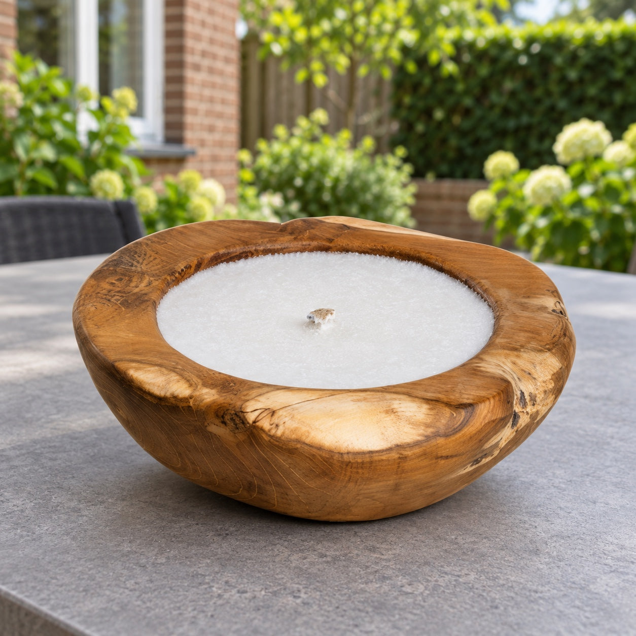Tierra Outdoor kaarsenschaal 20 cm Ø teak in een Nederlandse tuinomgeving