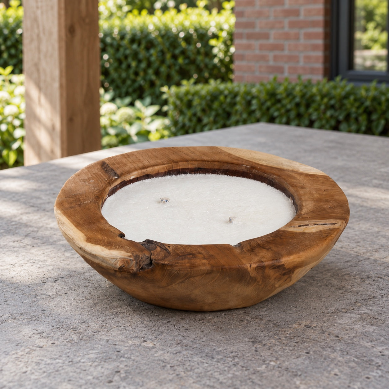 Tierra Outdoor kaarsenschaal 30 cm Ø teak in een Nederlandse tuinomgeving