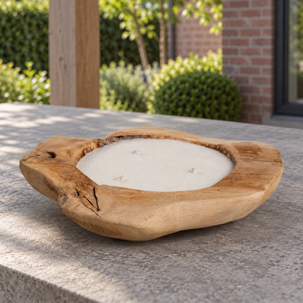 Tierra Outdoor kaarsenschaal 50 cm Ø teak in een Nederlandse tuinomgeving
