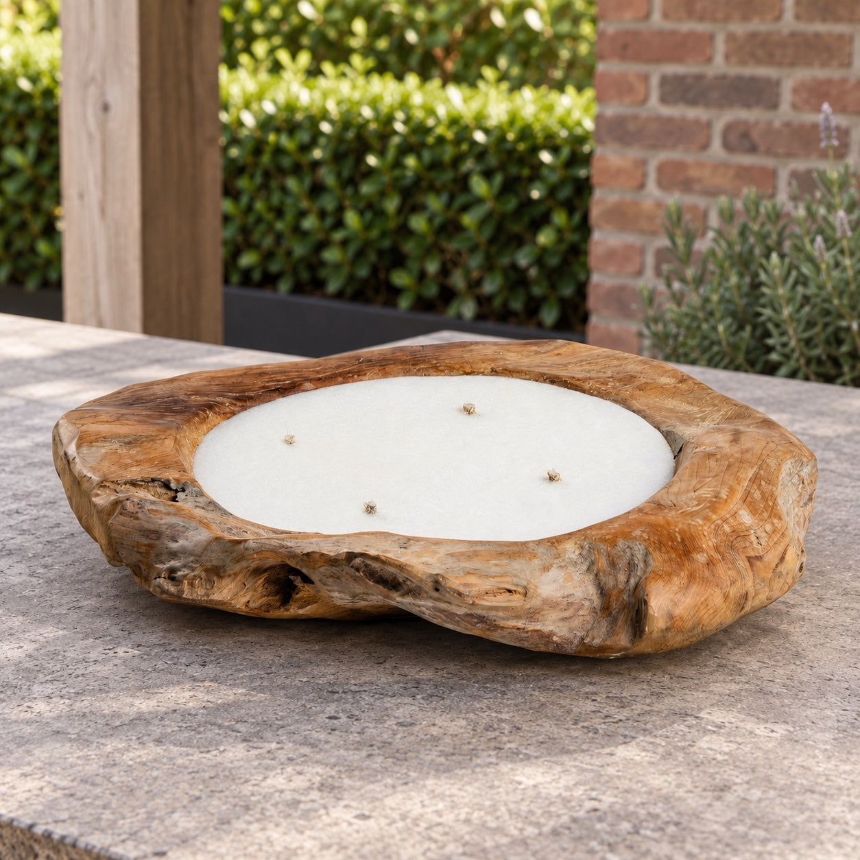Tierra Outdoor kaarsenschaal 60 cm Ø teak in een Nederlandse tuinomgeving