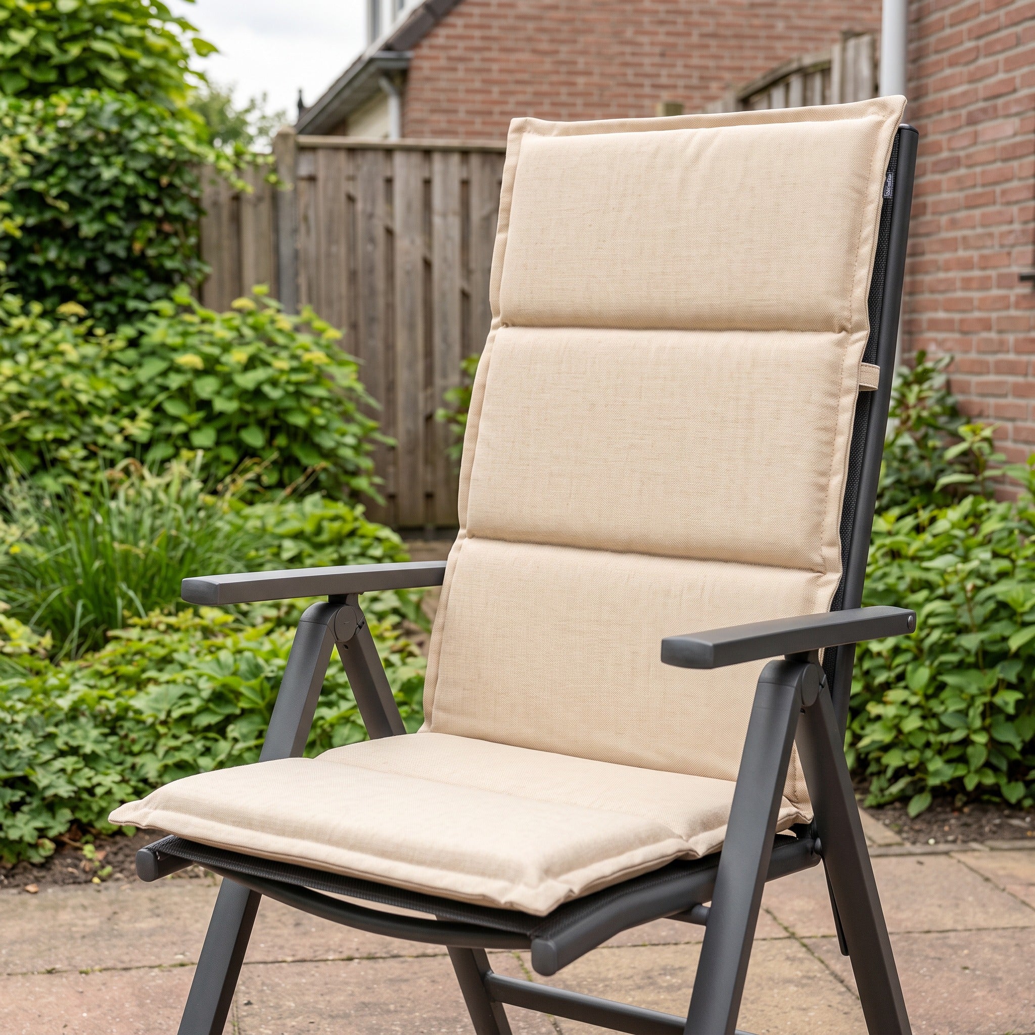 Bahama Beige 123x50x5 Sling Hoge Rug in een Nederlandse tuinomgeving