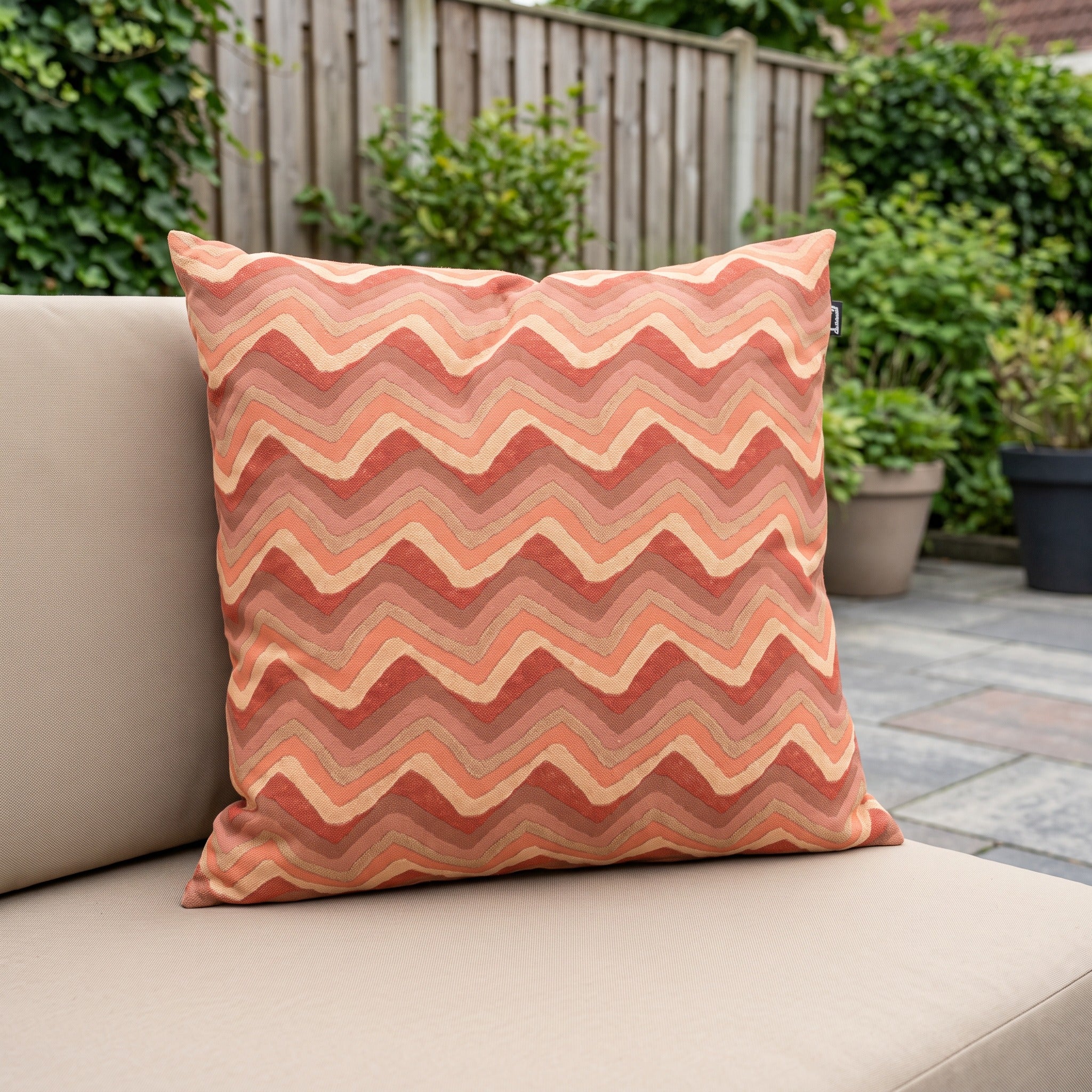 Hartman Donna Coral 50x50x16 Sierkussen in een Nederlandse tuinomgeving