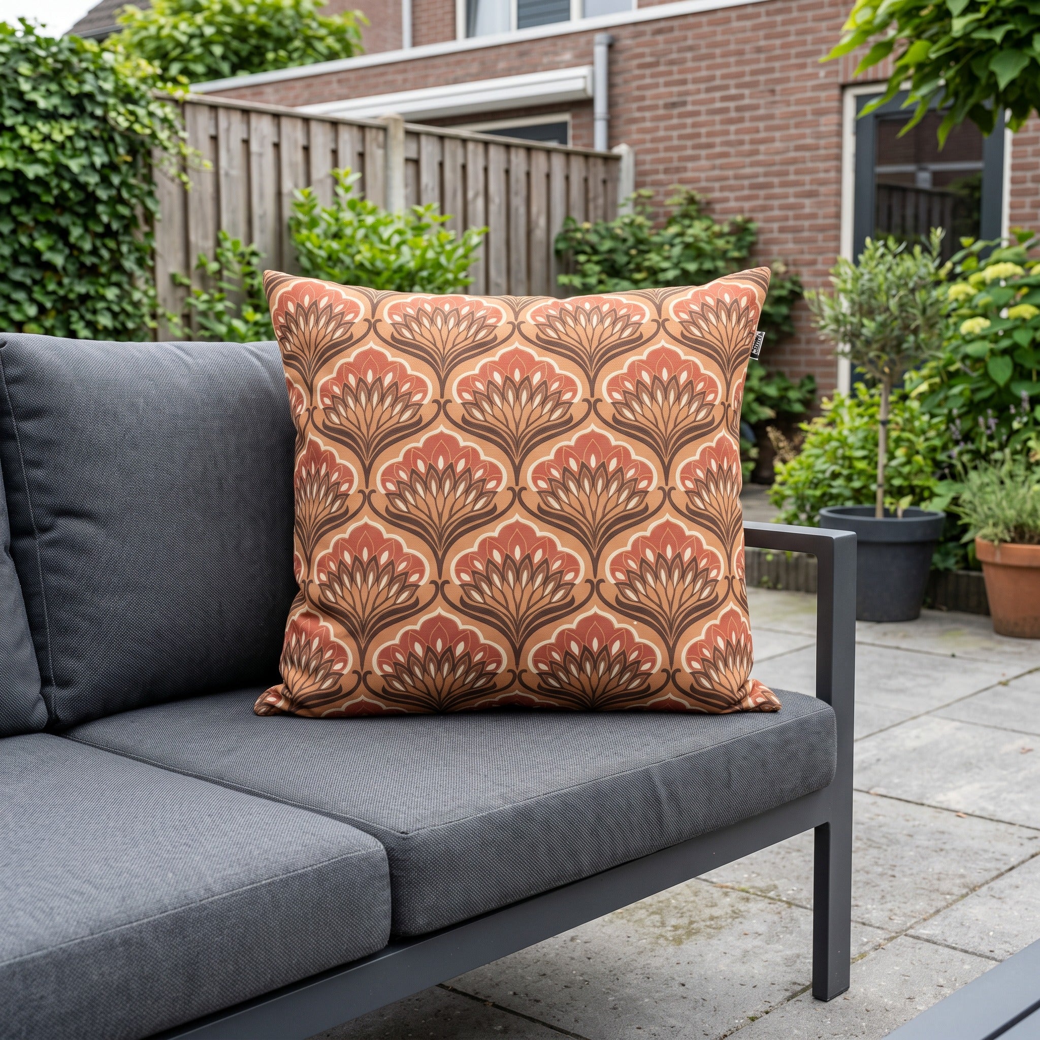 Hartman Ebba Amber 50x50x16 Sierkussen in een Nederlandse tuinomgeving