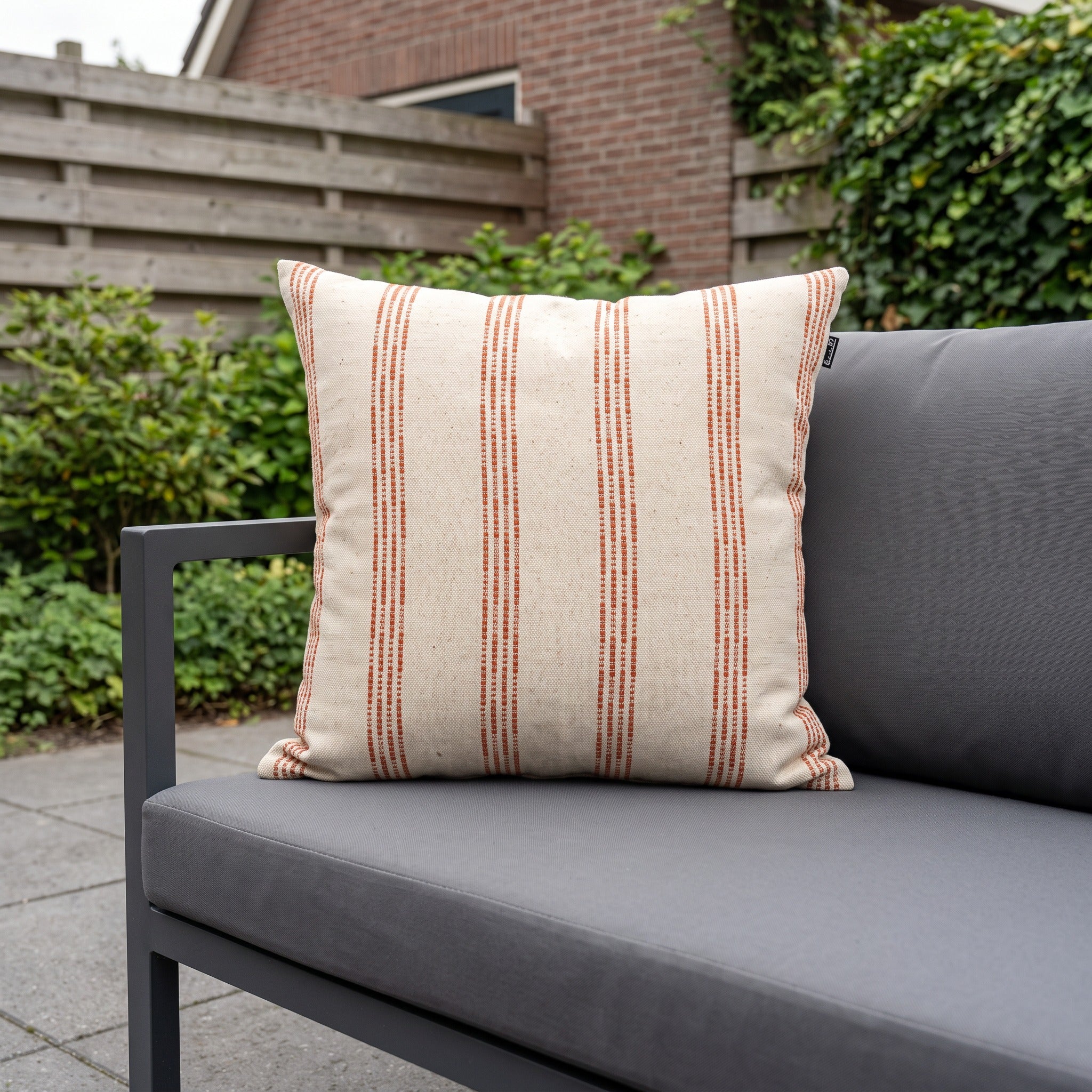 Hartman Sascha Terra 50x50x16 Sierkussen in een Nederlandse tuinomgeving