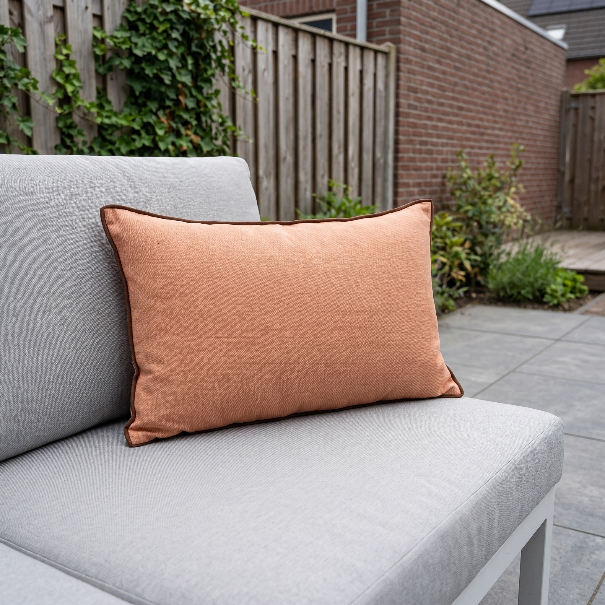 Hartman Bella Pink 50x30x14 Lendekussen in een Nederlandse tuinomgeving